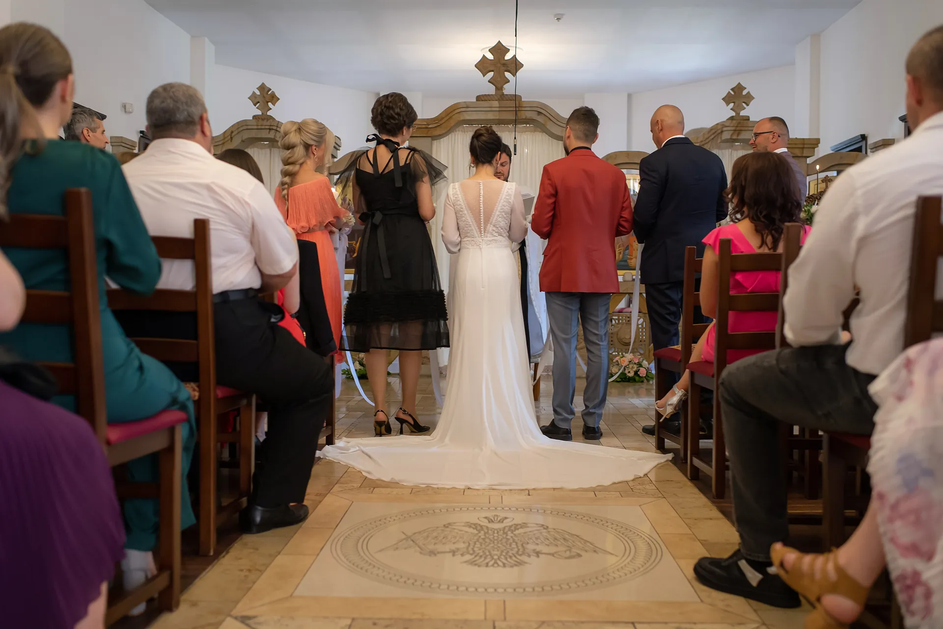 Mery & Gabriel — nunta da vinci cluj miri altar spate invitati — fotograf nuntă