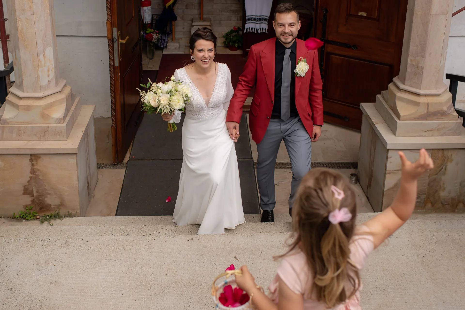 Mery & Gabriel — nunta da vinci cluj iesire biserica petale flori — fotograf nuntă