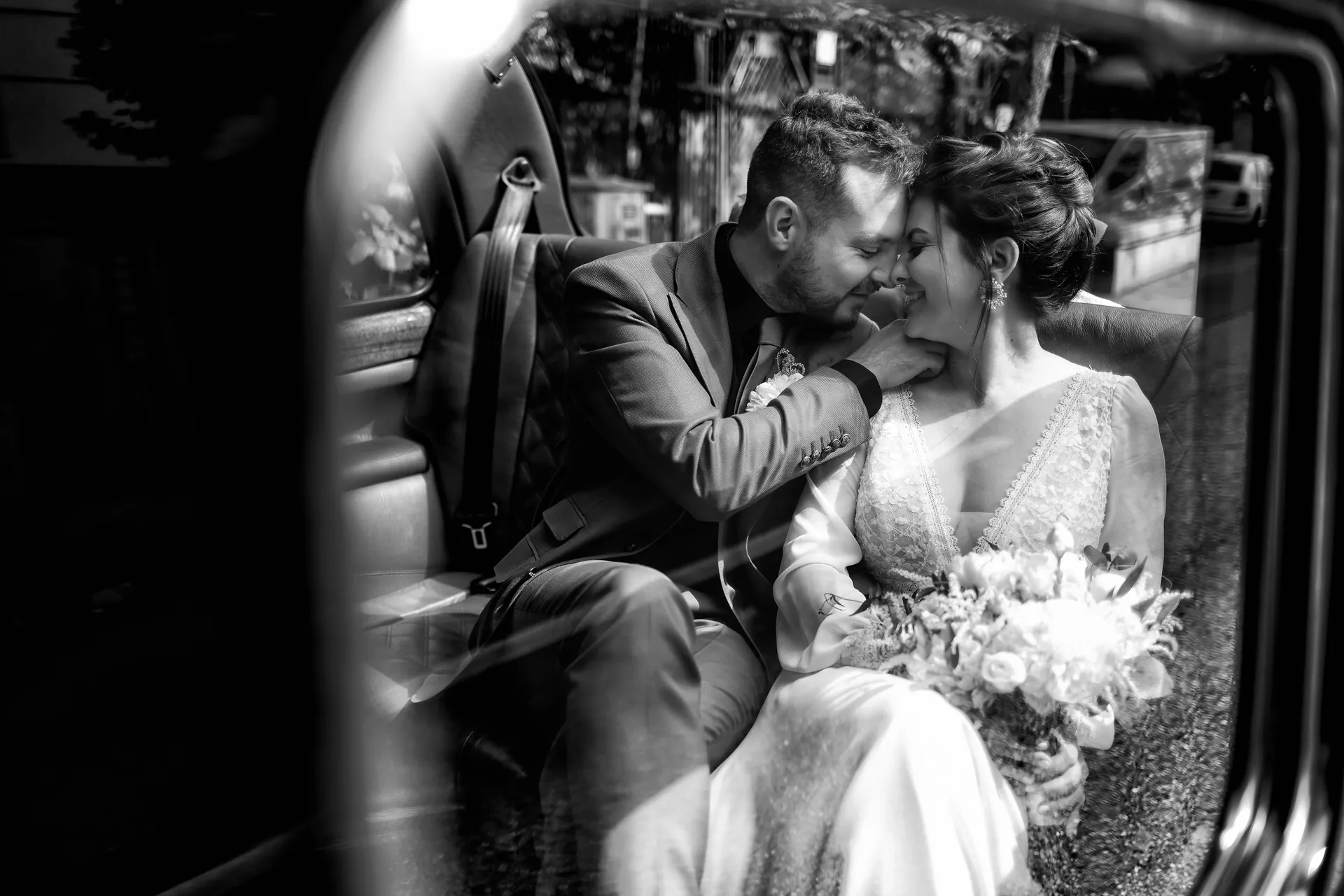 Mery & Gabriel — nunta da vinci cluj miri sarut masina vintage bw — fotograf nuntă