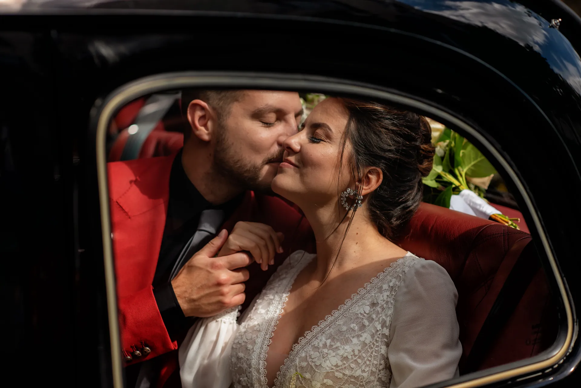 Mery & Gabriel — nunta da vinci cluj mire sarut obraz masina vintage — fotograf nuntă