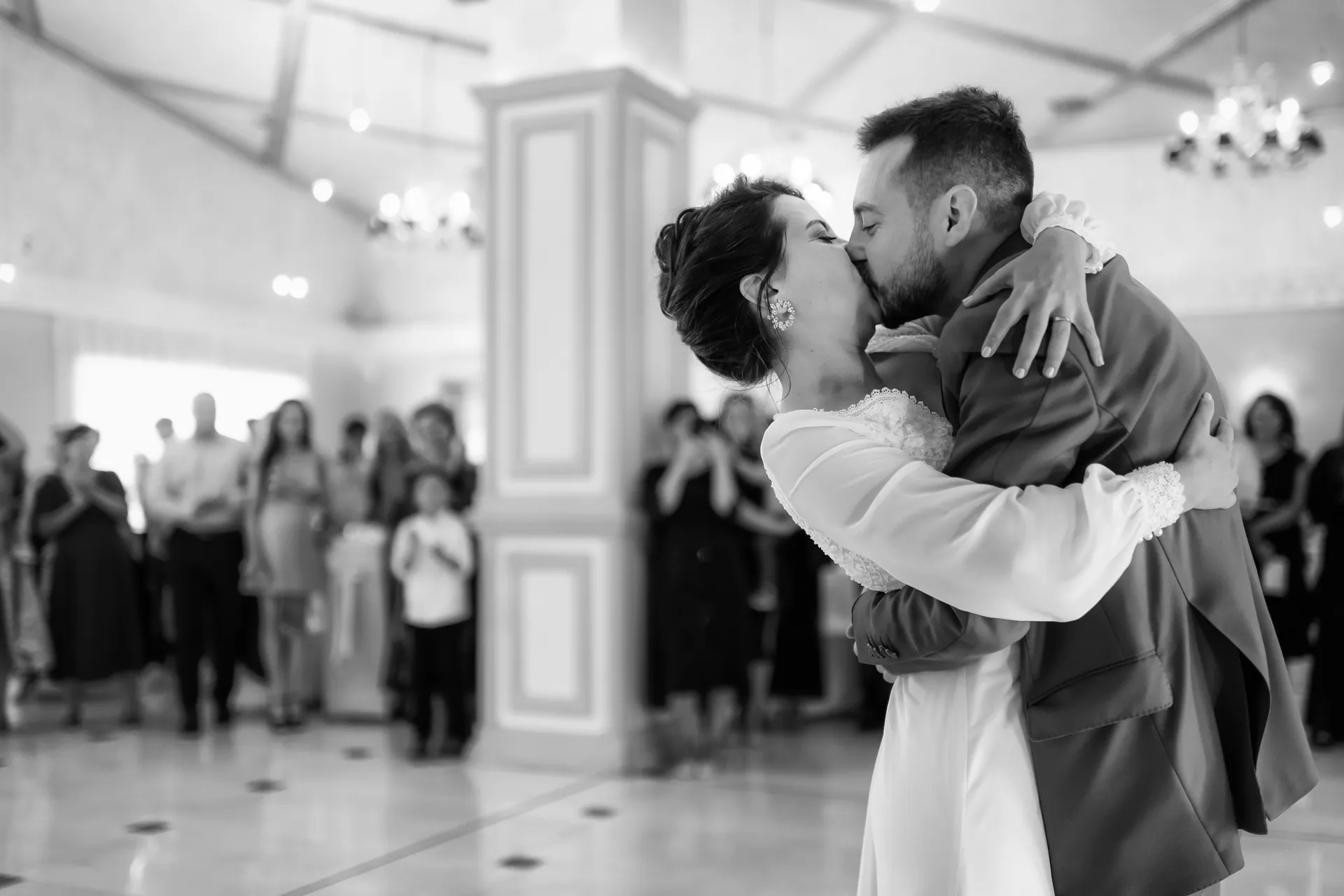 Mery & Gabriel — nunta da vinci cluj primul dans sarut bw — fotograf nuntă