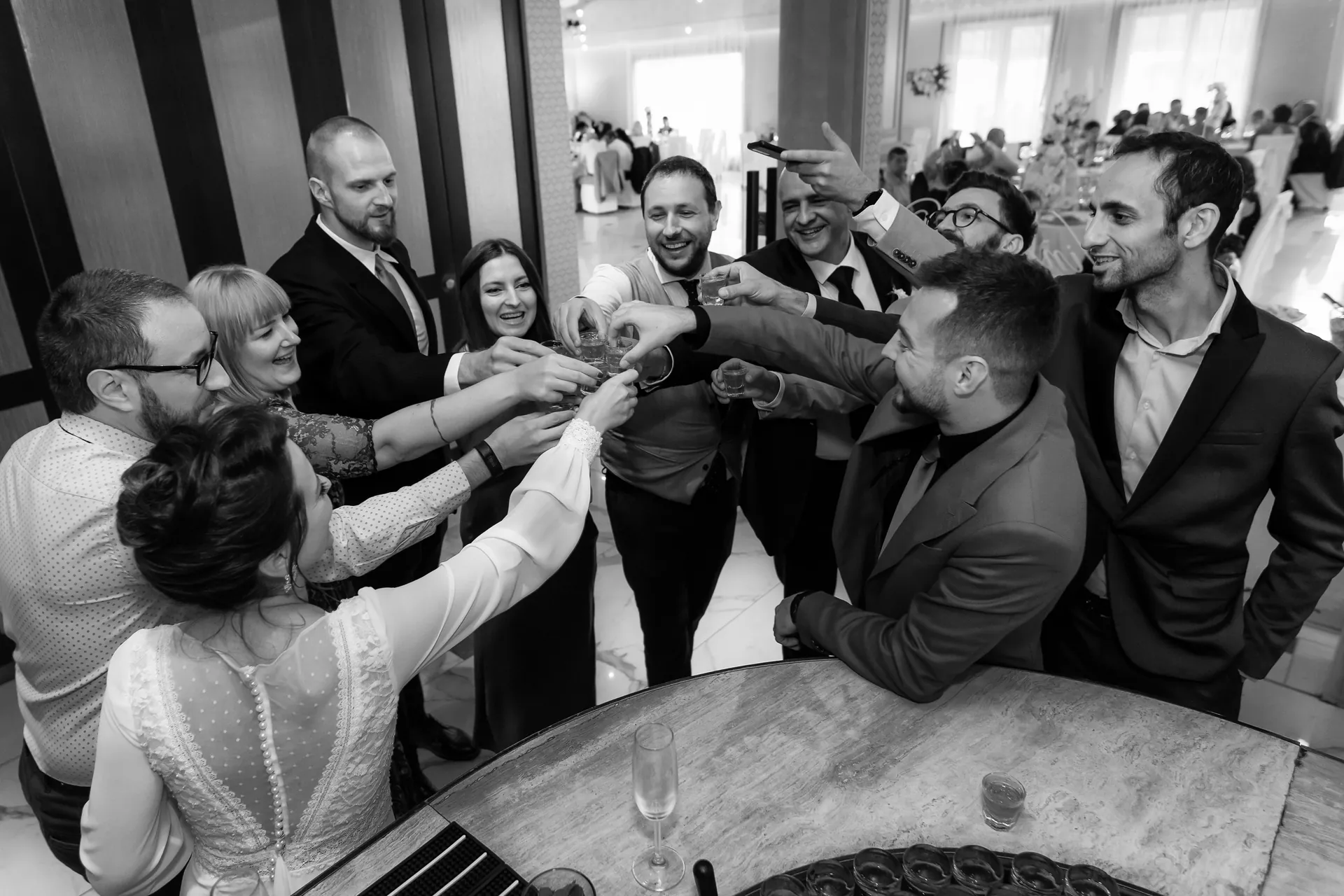 Mery & Gabriel — nunta da vinci cluj prieteni shoturi cheers bw — fotograf nuntă