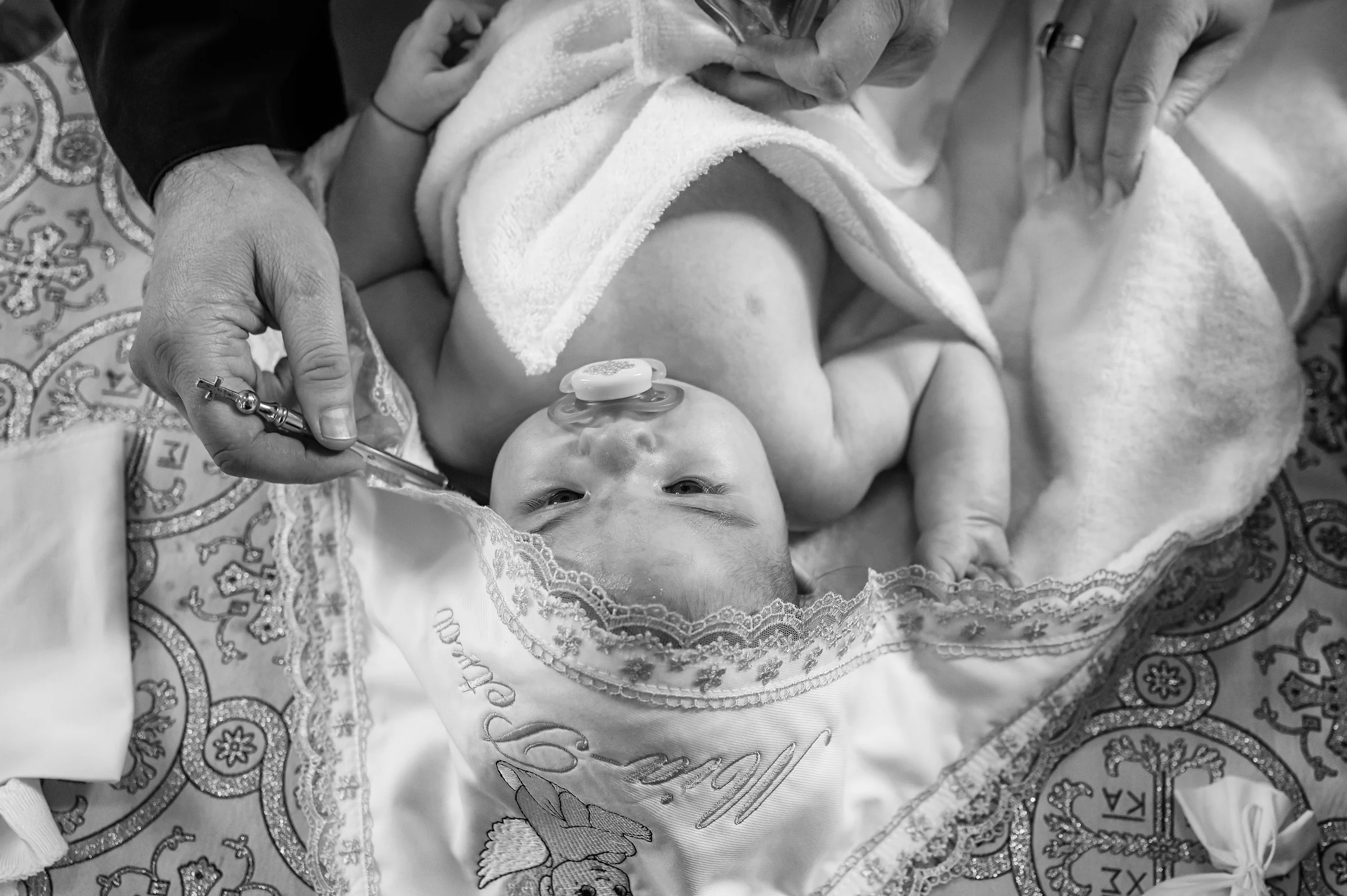 Botezul Miei Petra — botez mia petra panoramic cluj bw overhead foarfeca suvita prosop — fotograf botez