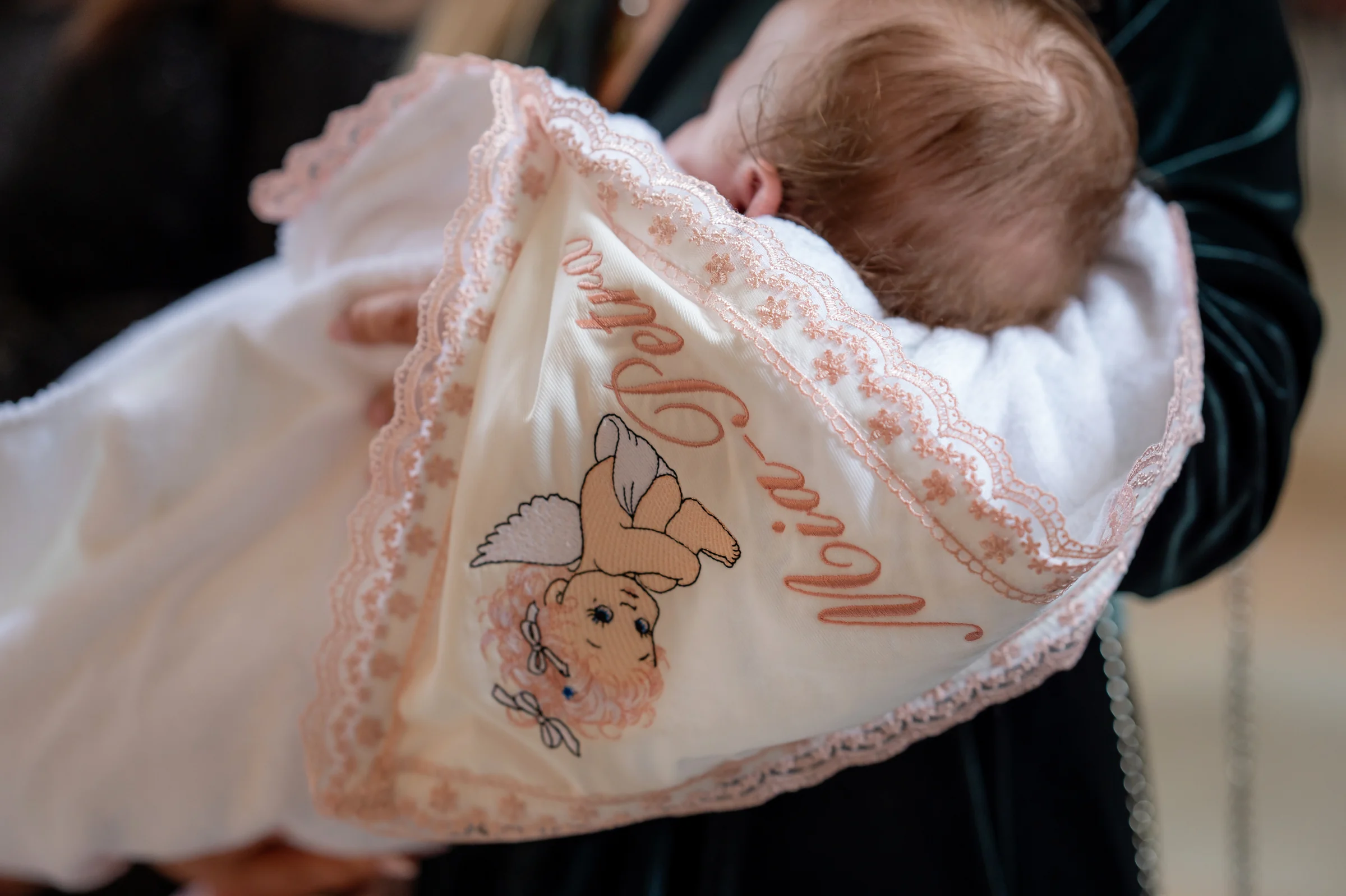 Botezul Miei Petra — botez mia petra panoramic cluj prosop broderie mia petra detaliu — fotograf botez