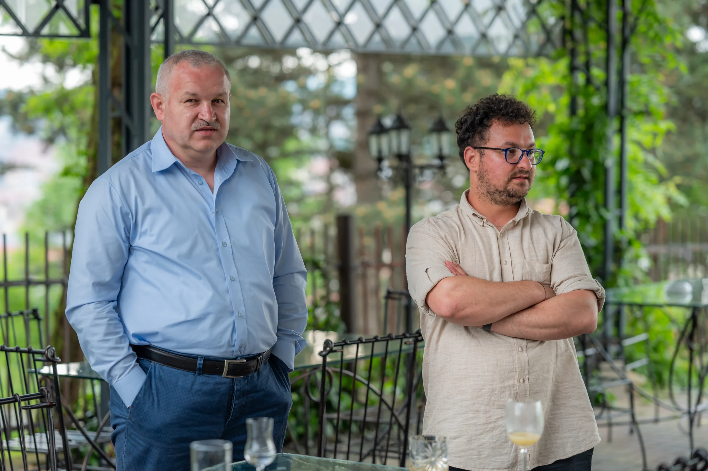 Botezul Miei Petra — botez mia petra panoramic cluj doi barbati terasa conversatie panorama cluj — fotograf botez