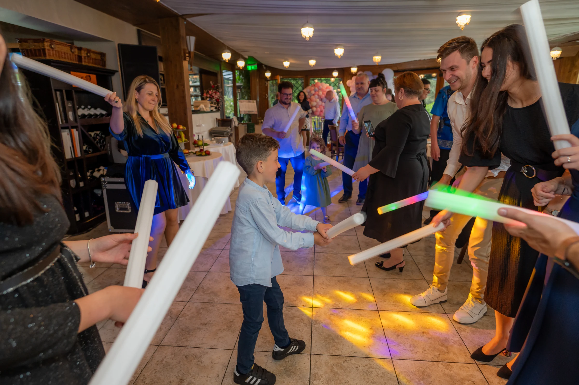 Botezul Miei Petra — botez mia petra panoramic cluj arc glow sticks copil trece action — fotograf botez