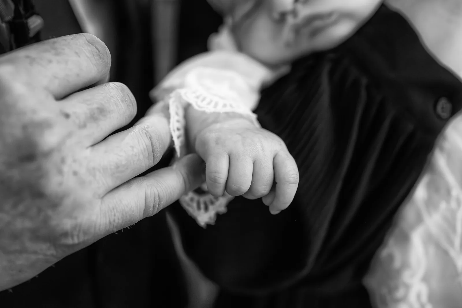 Botezul Norei — botez doubletree hilton cluj bw macro mana bunic pumn nora — fotograf botez