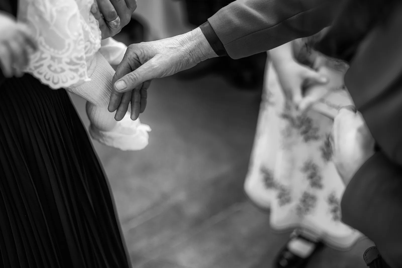 Botezul Norei — botez doubletree hilton cluj bw maini batrane picioare bebelus — fotograf botez