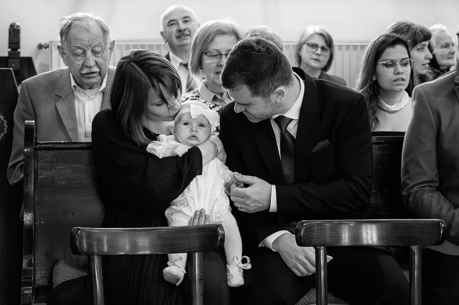 Botezul Norei — botez doubletree hilton cluj bw sarut tata nora — fotograf botez