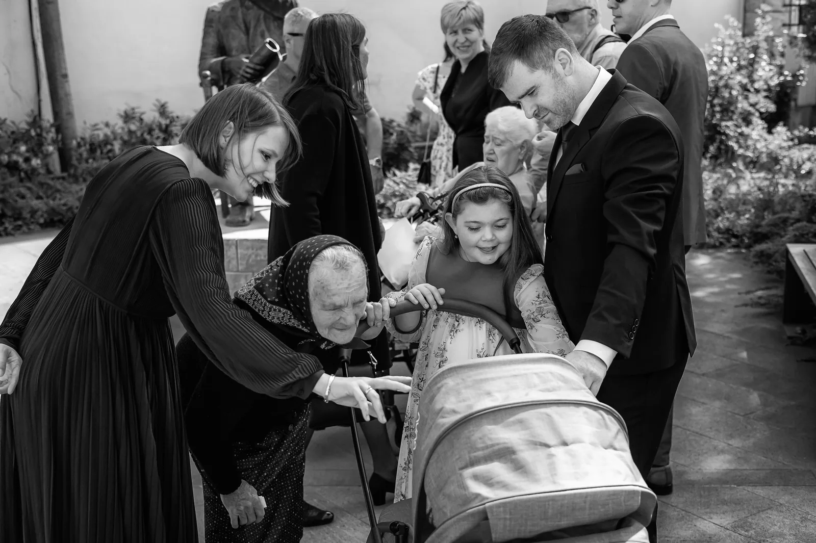 Botezul Norei — botez doubletree hilton cluj bw familia curte carucior generatii — fotograf botez