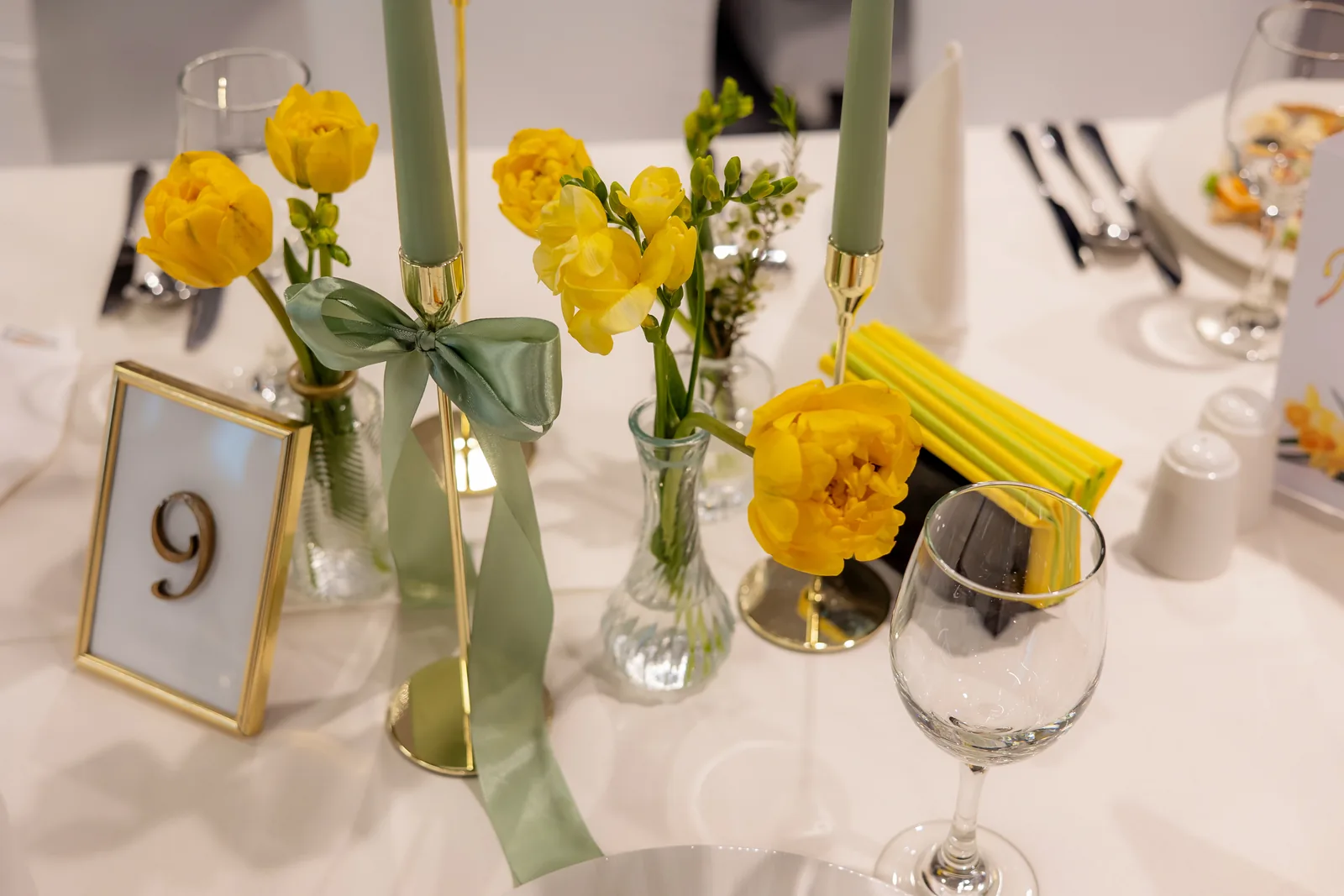 Botezul Norei — botez doubletree hilton cluj detaliu masa lalele galbene lumanari — fotograf botez