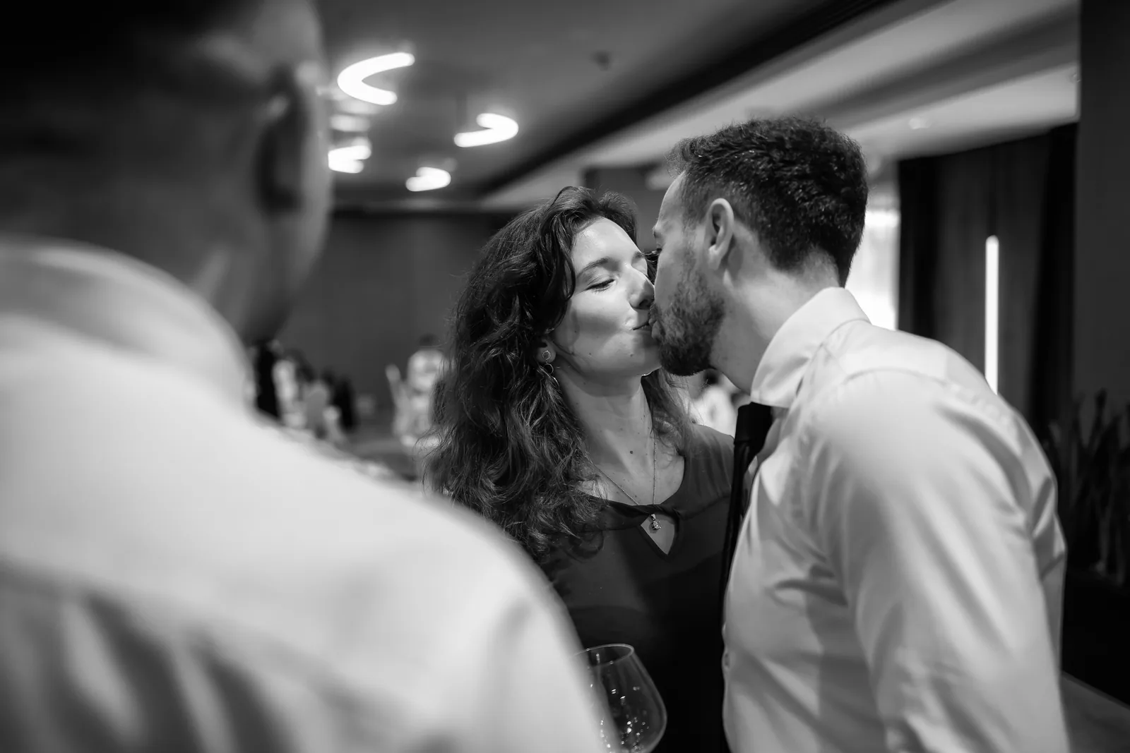 Botezul Norei — botez doubletree hilton cluj bw cuplu sarut bar doubletree — fotograf botez