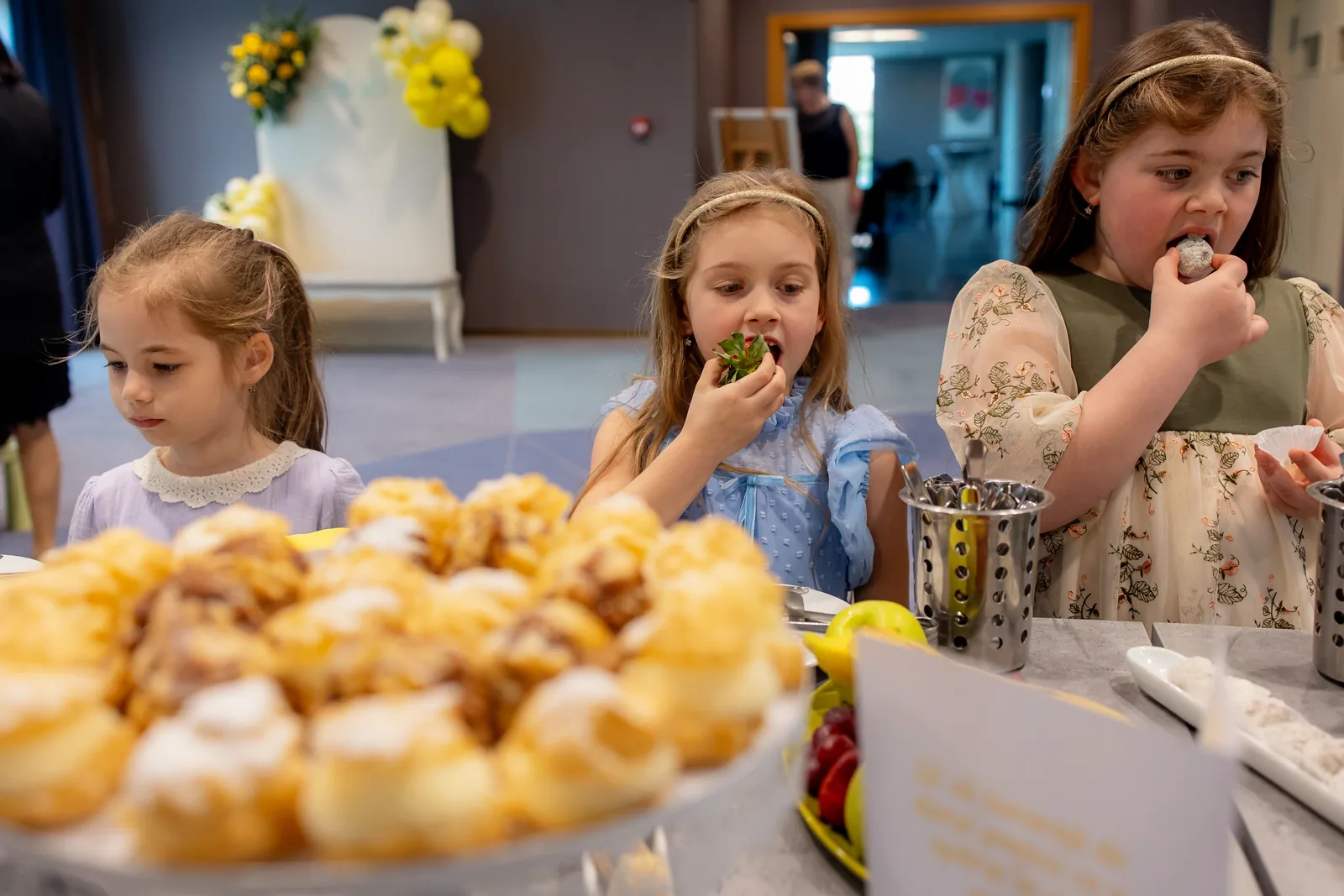 Botezul Norei — botez doubletree hilton cluj trei fete profiterol copii — fotograf botez