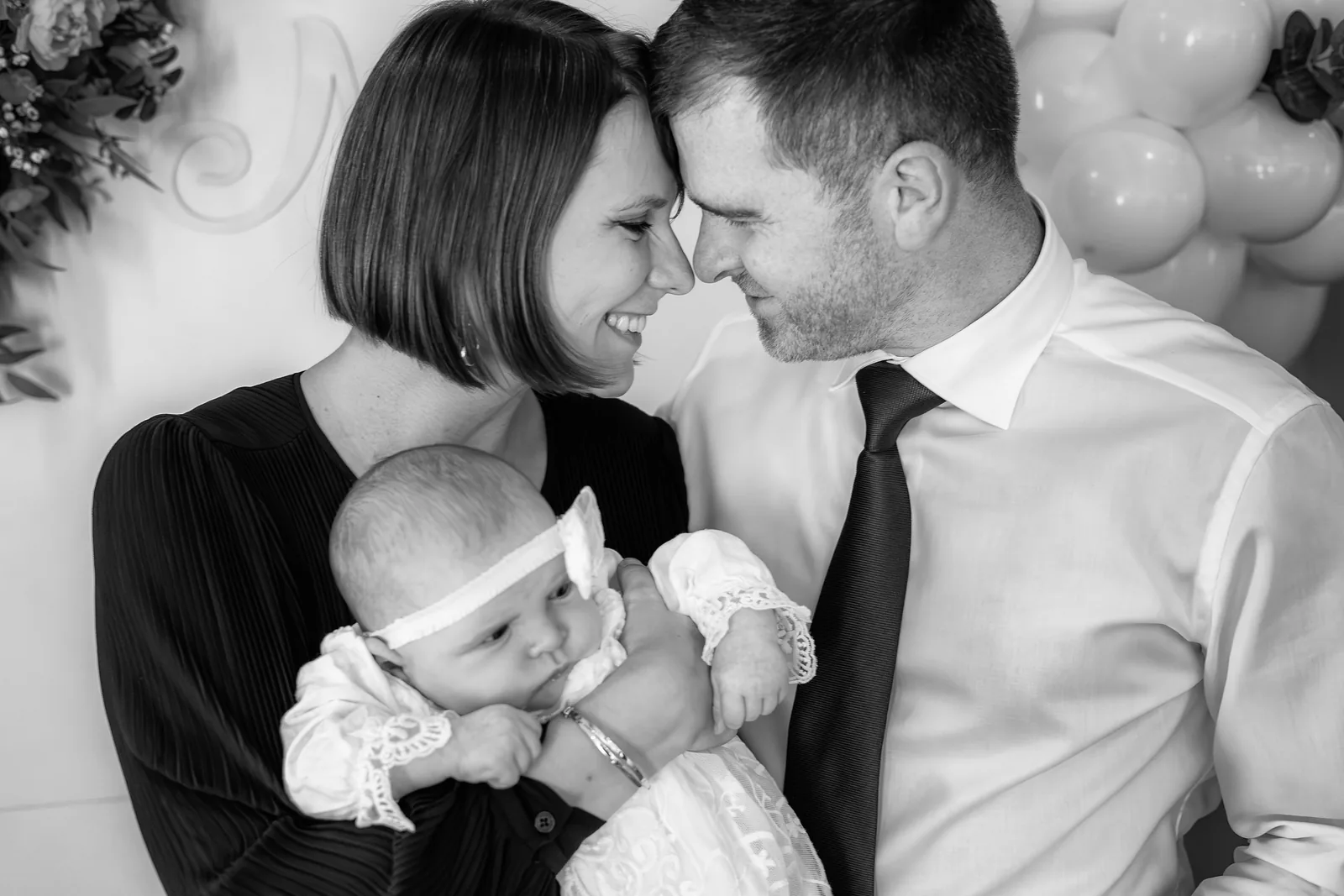 Botezul Norei — botez doubletree hilton cluj bw parinti nora balloon arch cover — fotograf botez