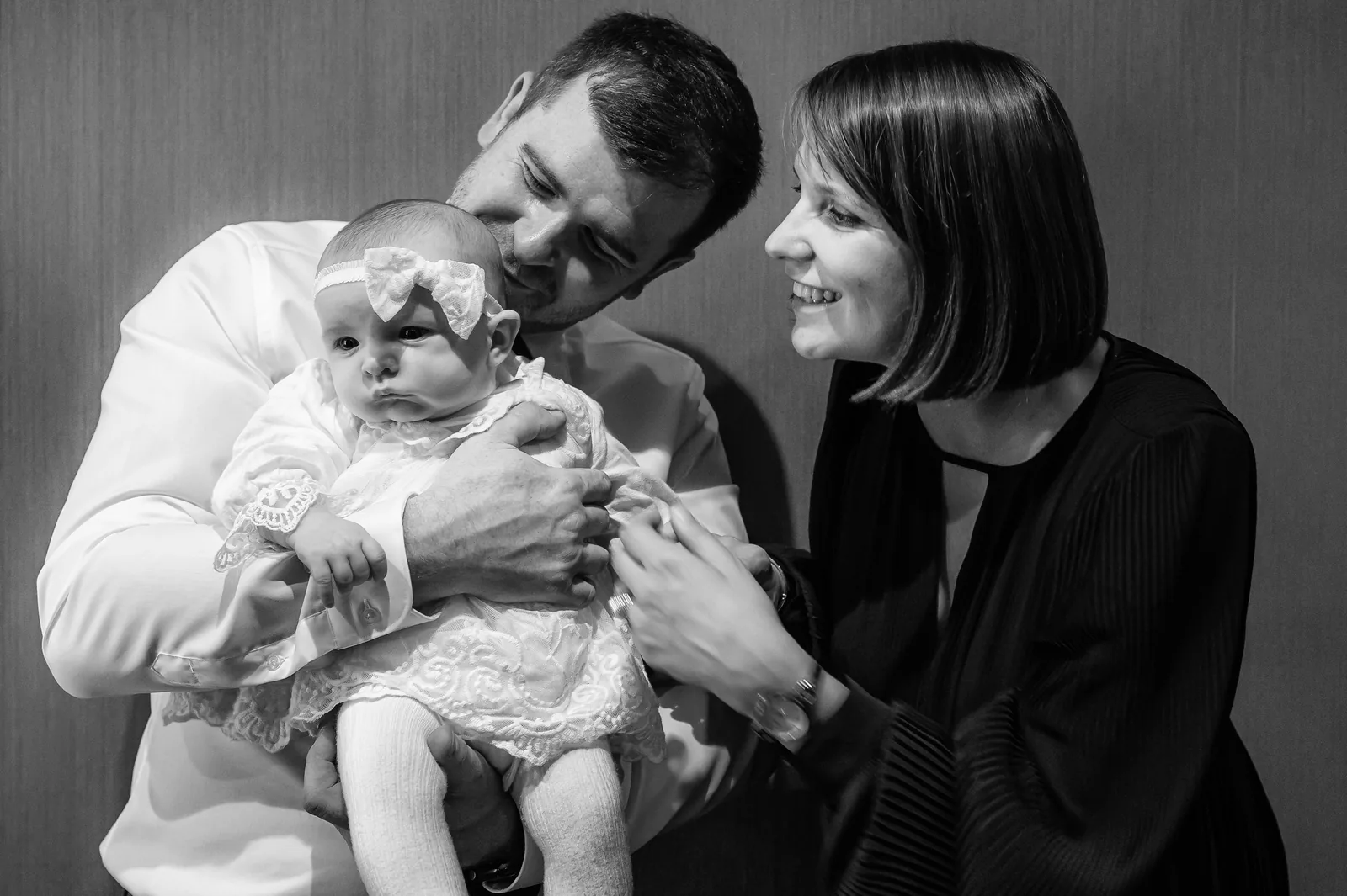 Botezul Norei — botez doubletree hilton cluj bw tata pupa nora mama radianta — fotograf botez