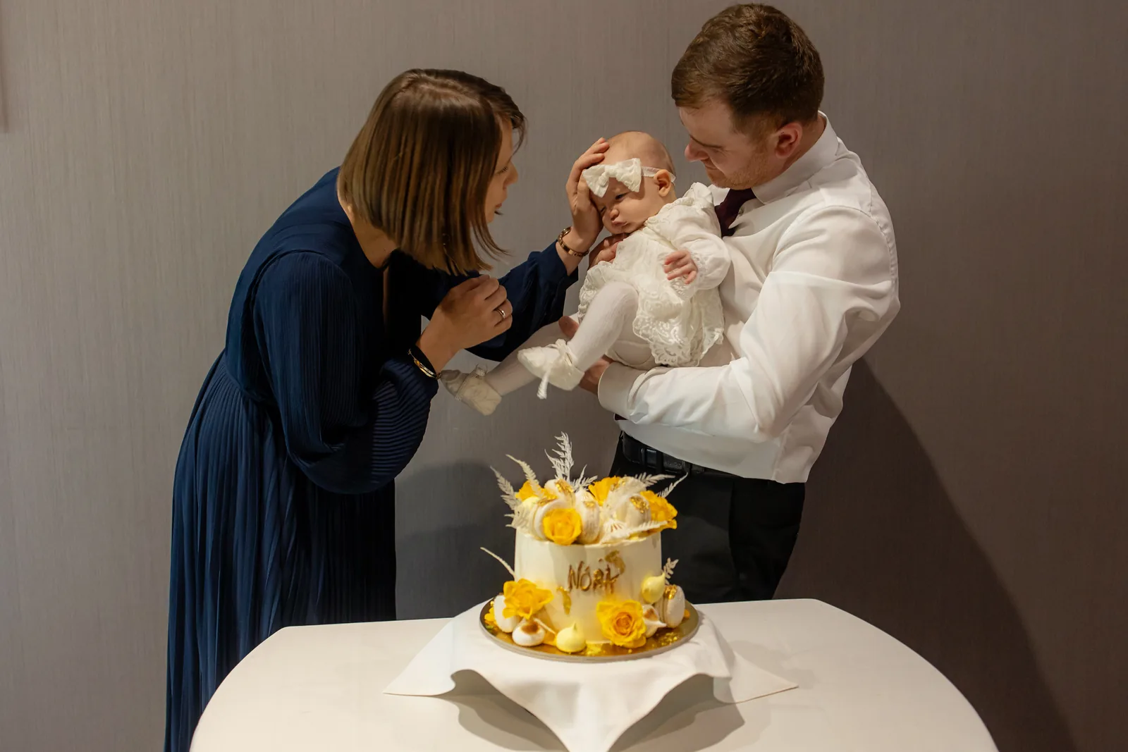 Botezul Norei — botez doubletree hilton cluj taiere tort nora litere aurii — fotograf botez