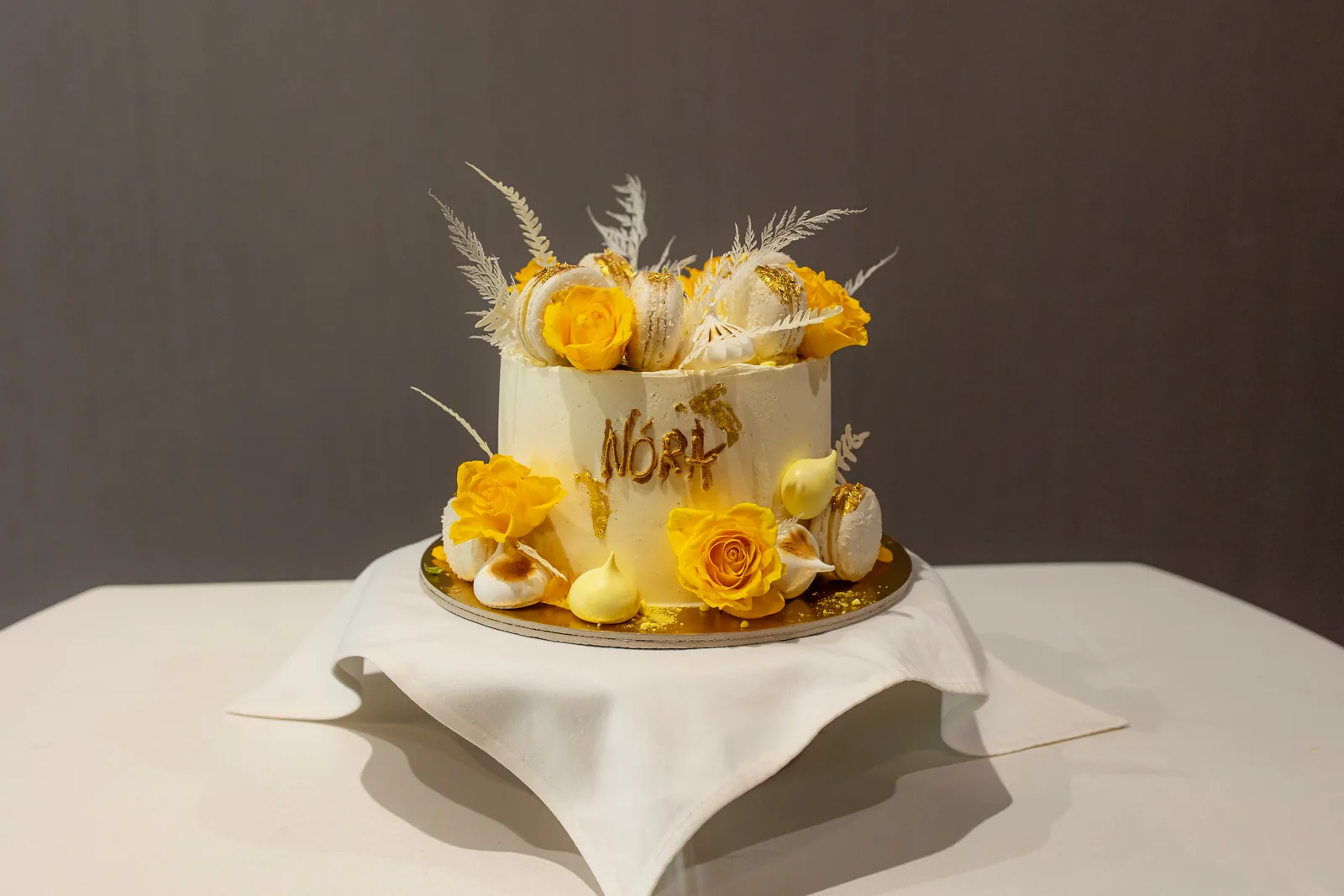 Botezul Norei — botez doubletree hilton cluj still life tort nora trandafiri final — fotograf botez