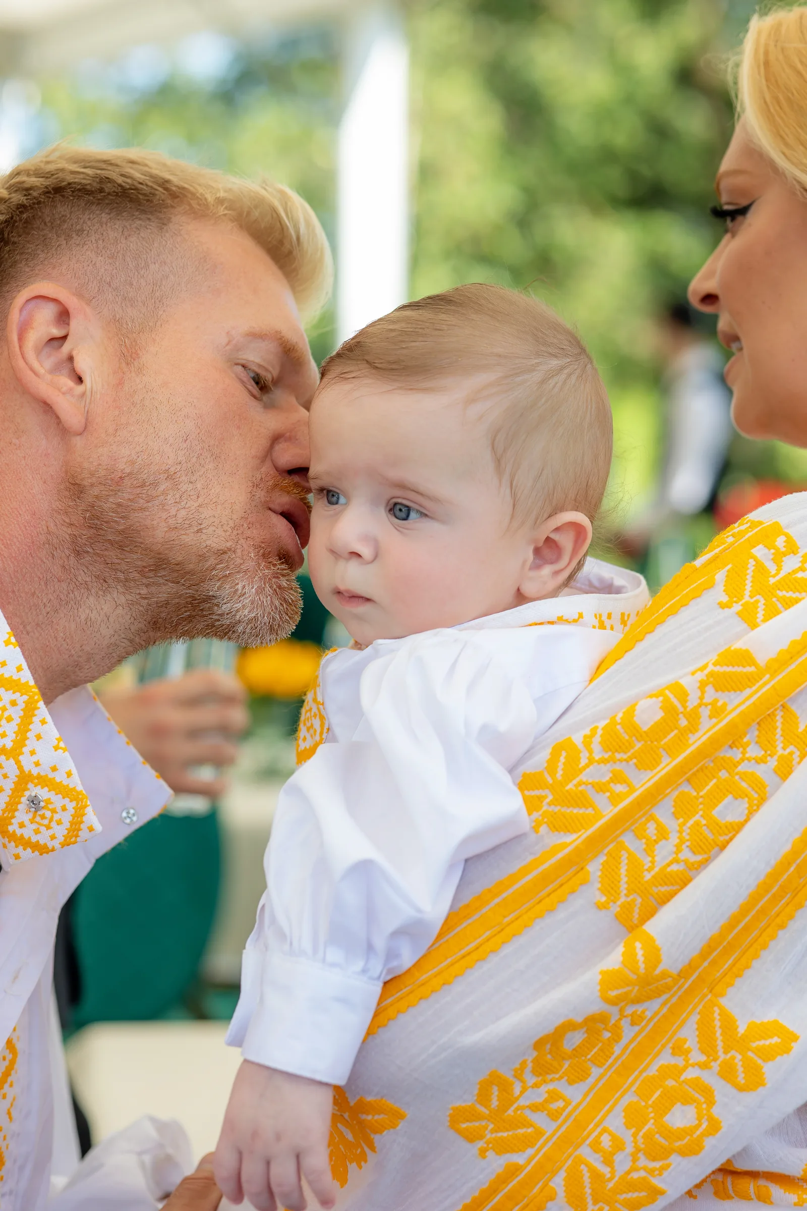 Botezul lui Rafael — botez banffy rascruci tata saruta bebelus mama priveste — fotograf botez