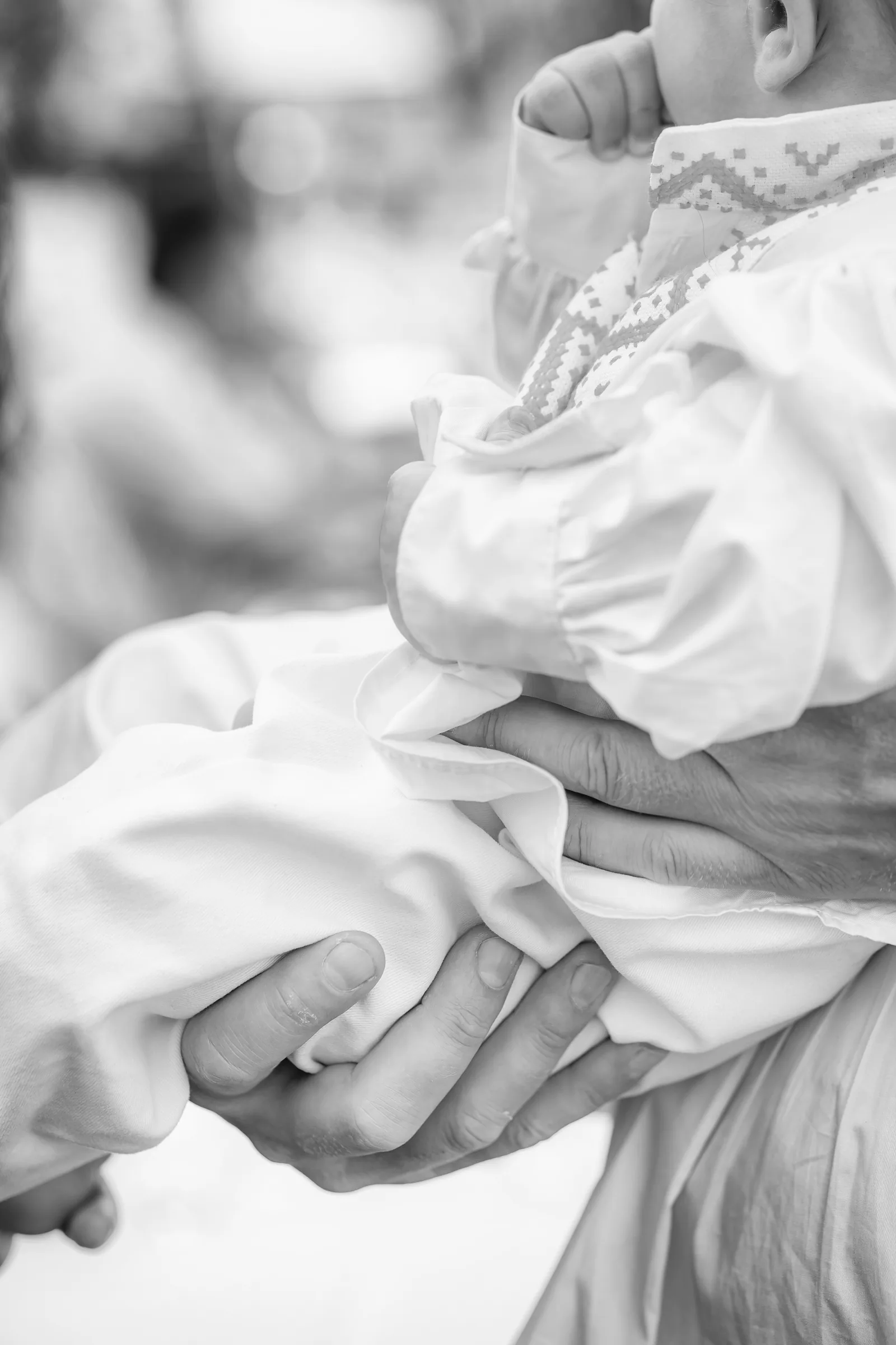 Botezul lui Rafael — botez banffy rascruci macro maini bebelus ie bw — fotograf botez