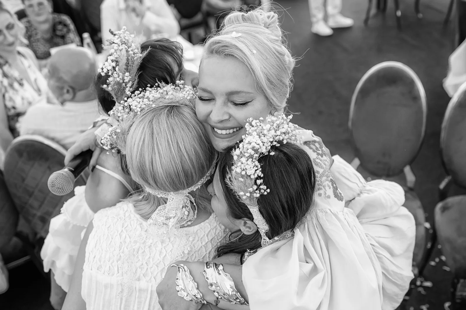 Botezul lui Rafael — botez banffy rascruci imbratisare mama nase bw — fotograf botez