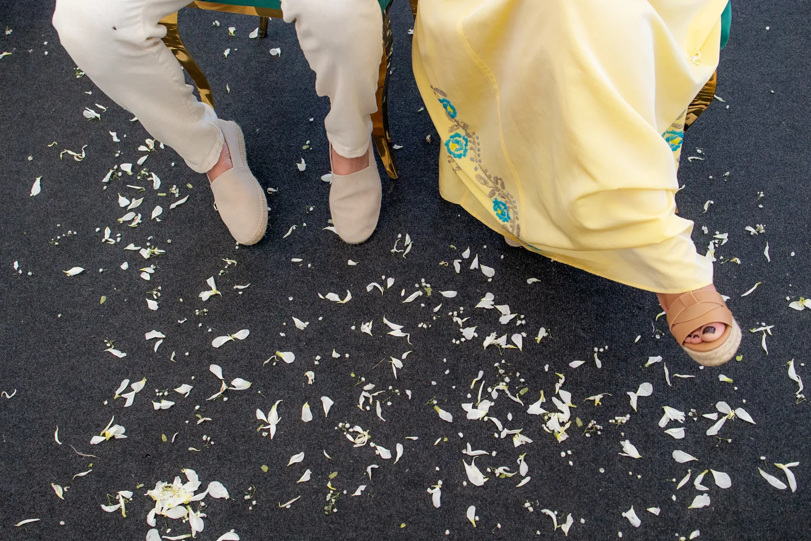 Botezul lui Rafael — botez banffy rascruci detaliu petale confetti podea — fotograf botez