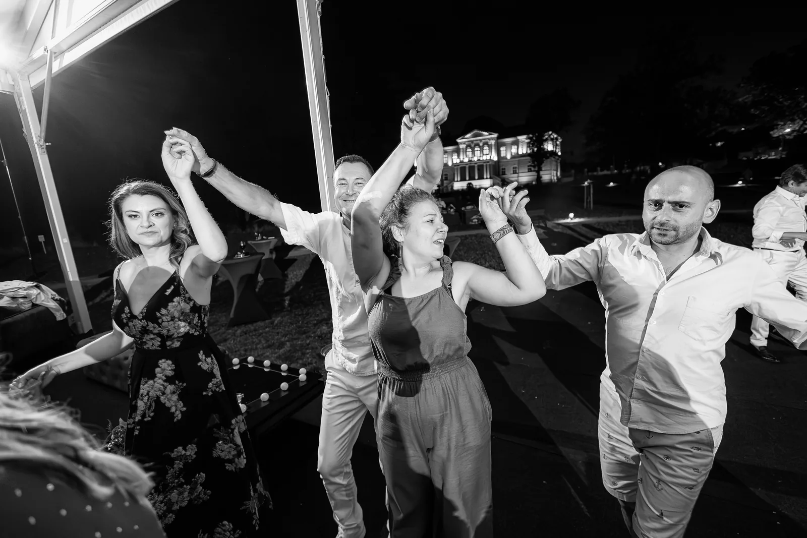 Botezul lui Rafael — botez banffy rascruci hora noapte conac iluminat bw — fotograf botez