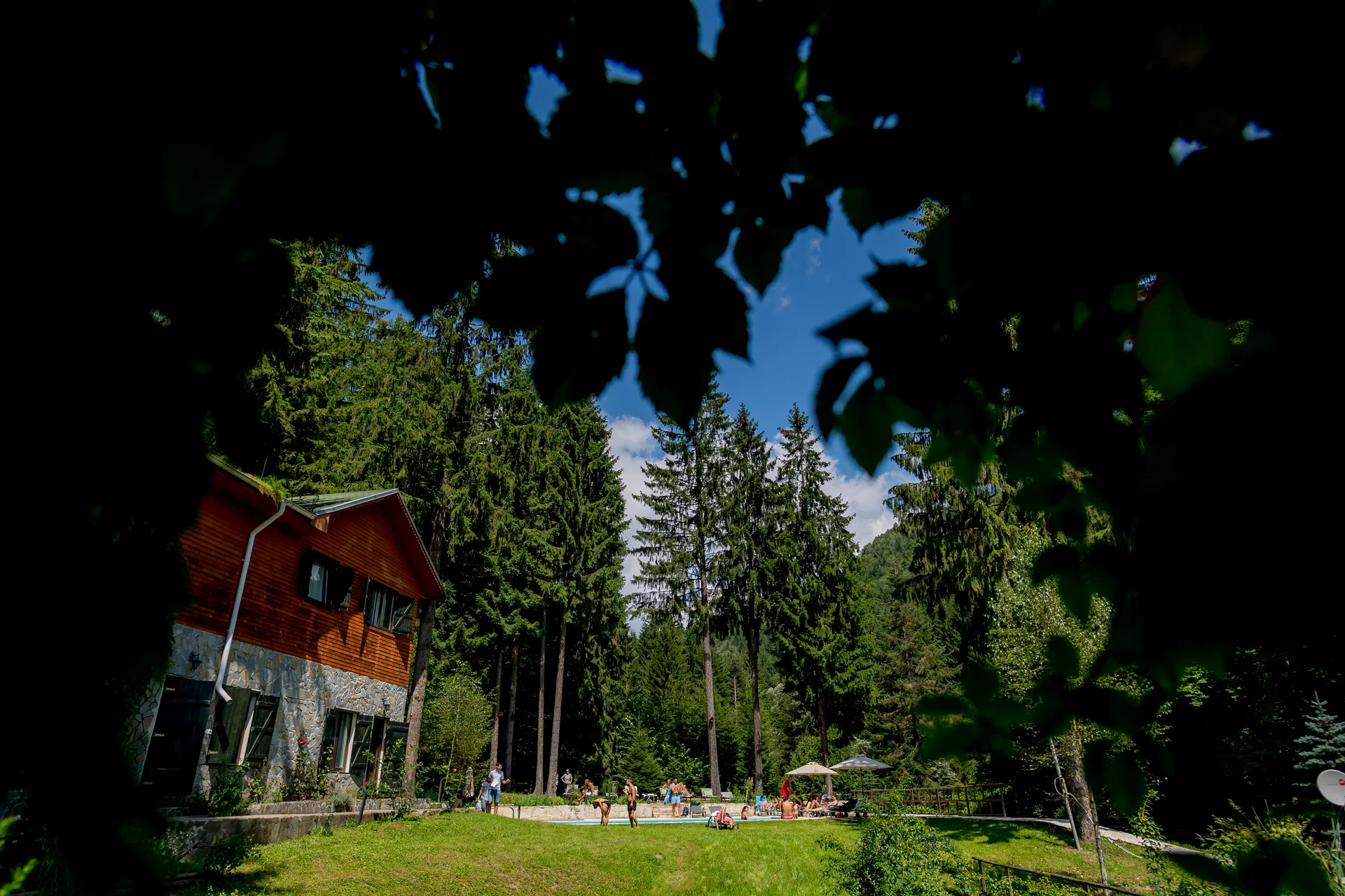 Raluca & Arnau — nunta hadar chalet apuseni detaliu inele pantofi buchet macro — fotograf nuntă