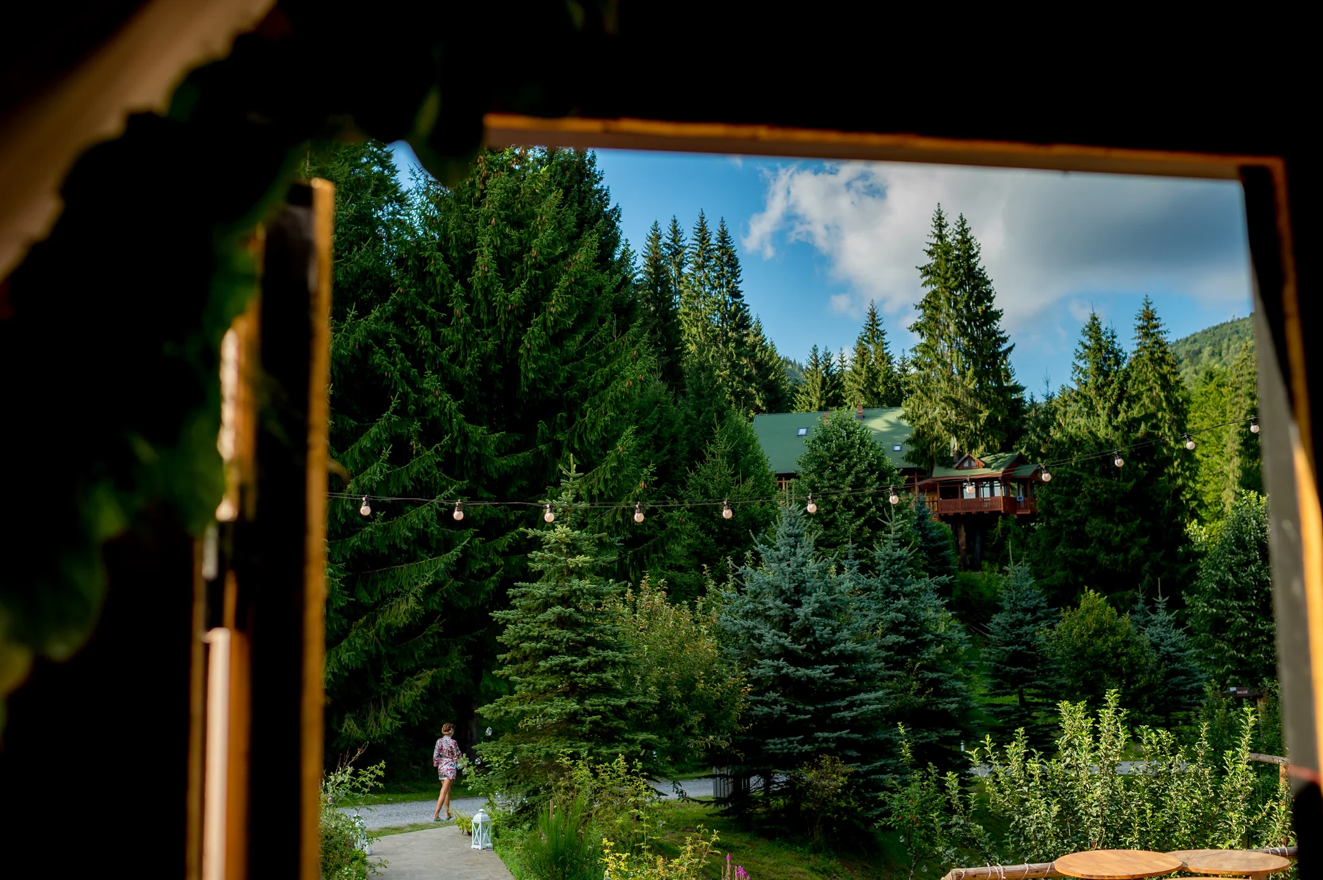 Raluca & Arnau — nunta hadar chalet apuseni mire papilon cravata roz pregatire hadar — fotograf nuntă
