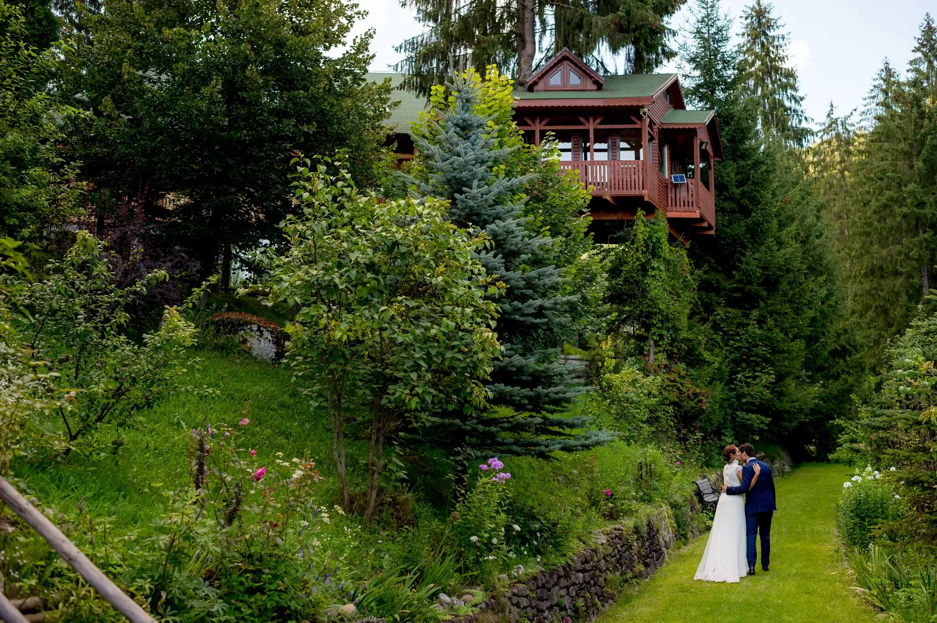 Raluca & Arnau — nunta hadar chalet apuseni miri primul sarut ceremonie padure aplauze — fotograf nuntă