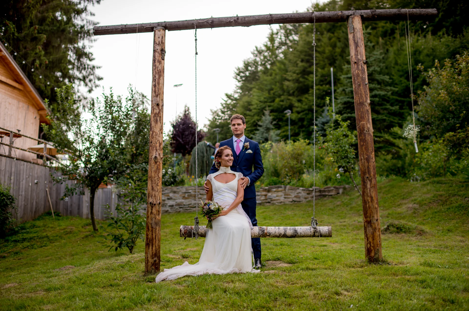 Raluca & Arnau — nunta hadar chalet apuseni miri prieteni sarut lift pajiste candid ras — fotograf nuntă