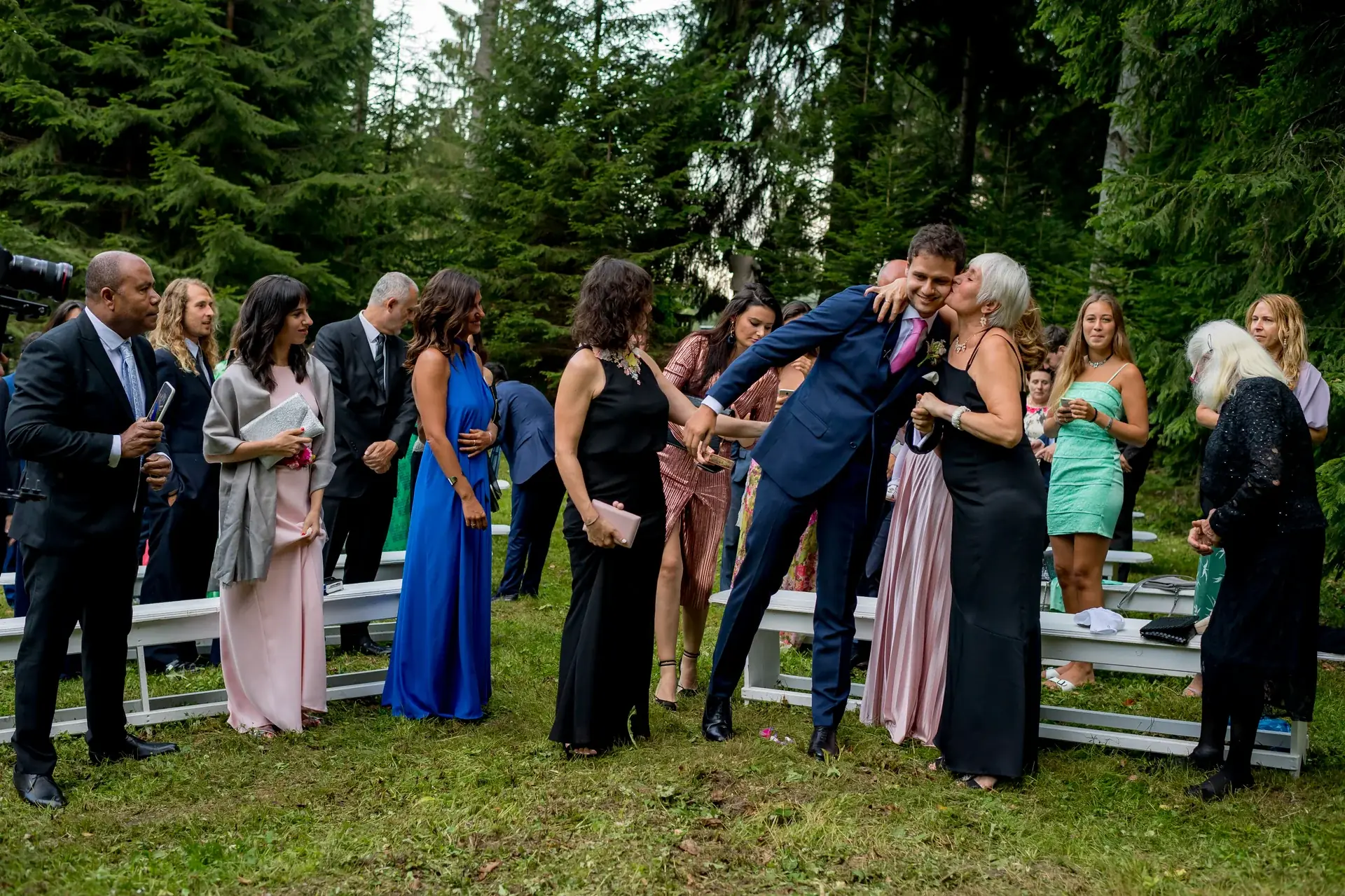 Raluca & Arnau — nunta hadar chalet apuseni iesire ceremonie invitati petale bucurie — fotograf nuntă