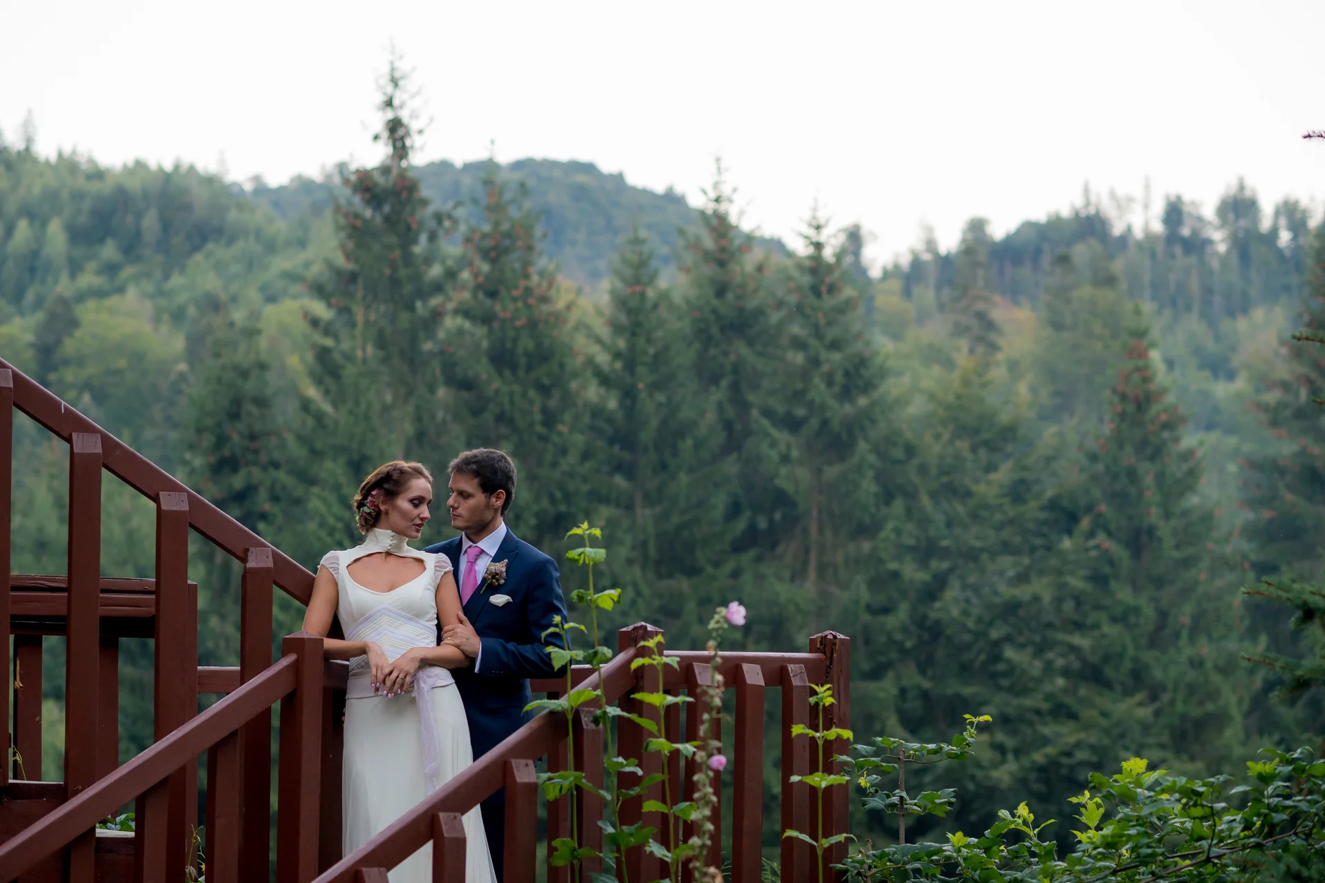 Raluca & Arnau — nunta hadar chalet apuseni primul dans miri lumini calde lemn chalet — fotograf nuntă