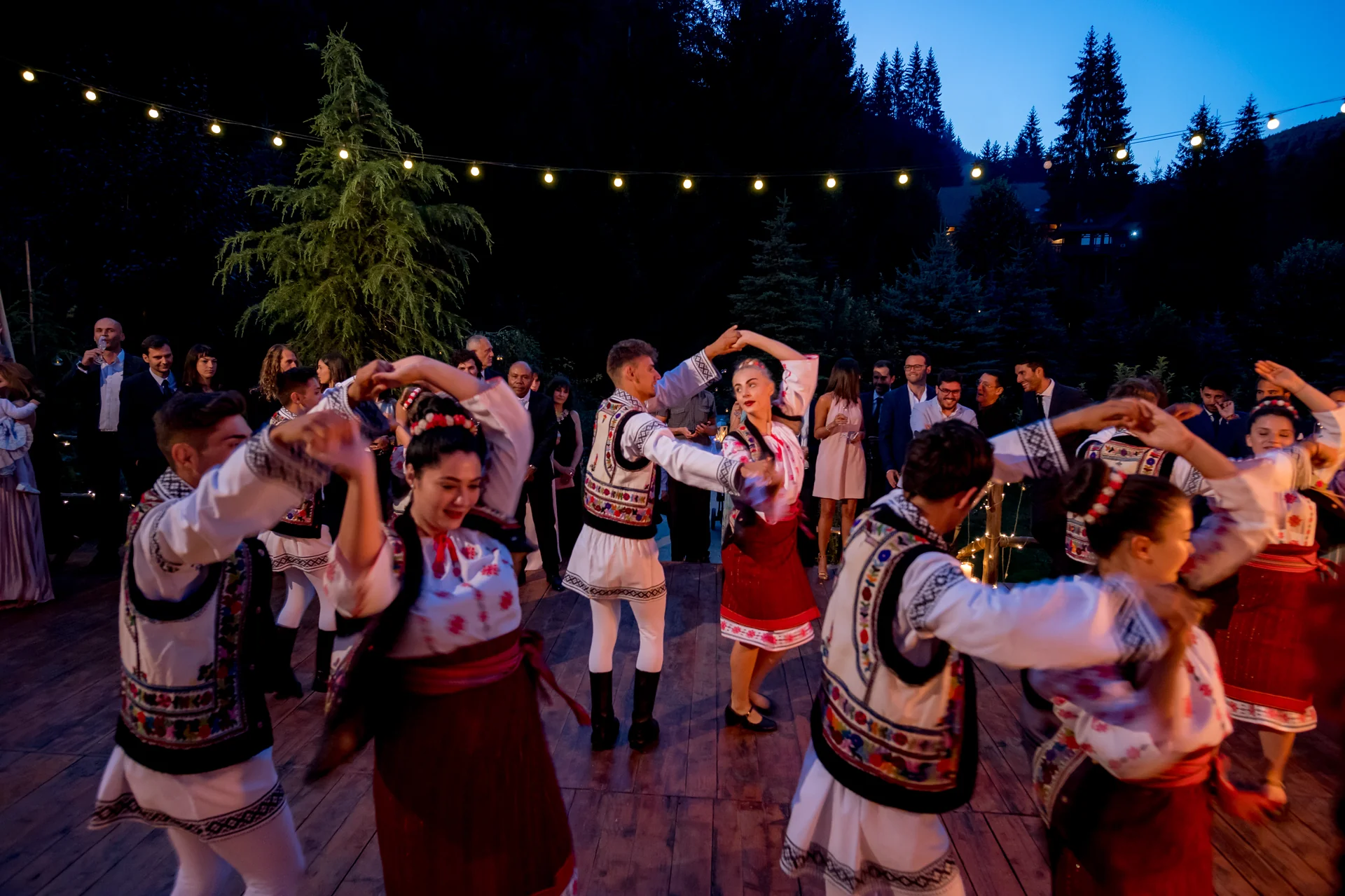 Raluca & Arnau — nunta hadar chalet apuseni invitati ring dans candid spanioli romani fiesta — fotograf nuntă