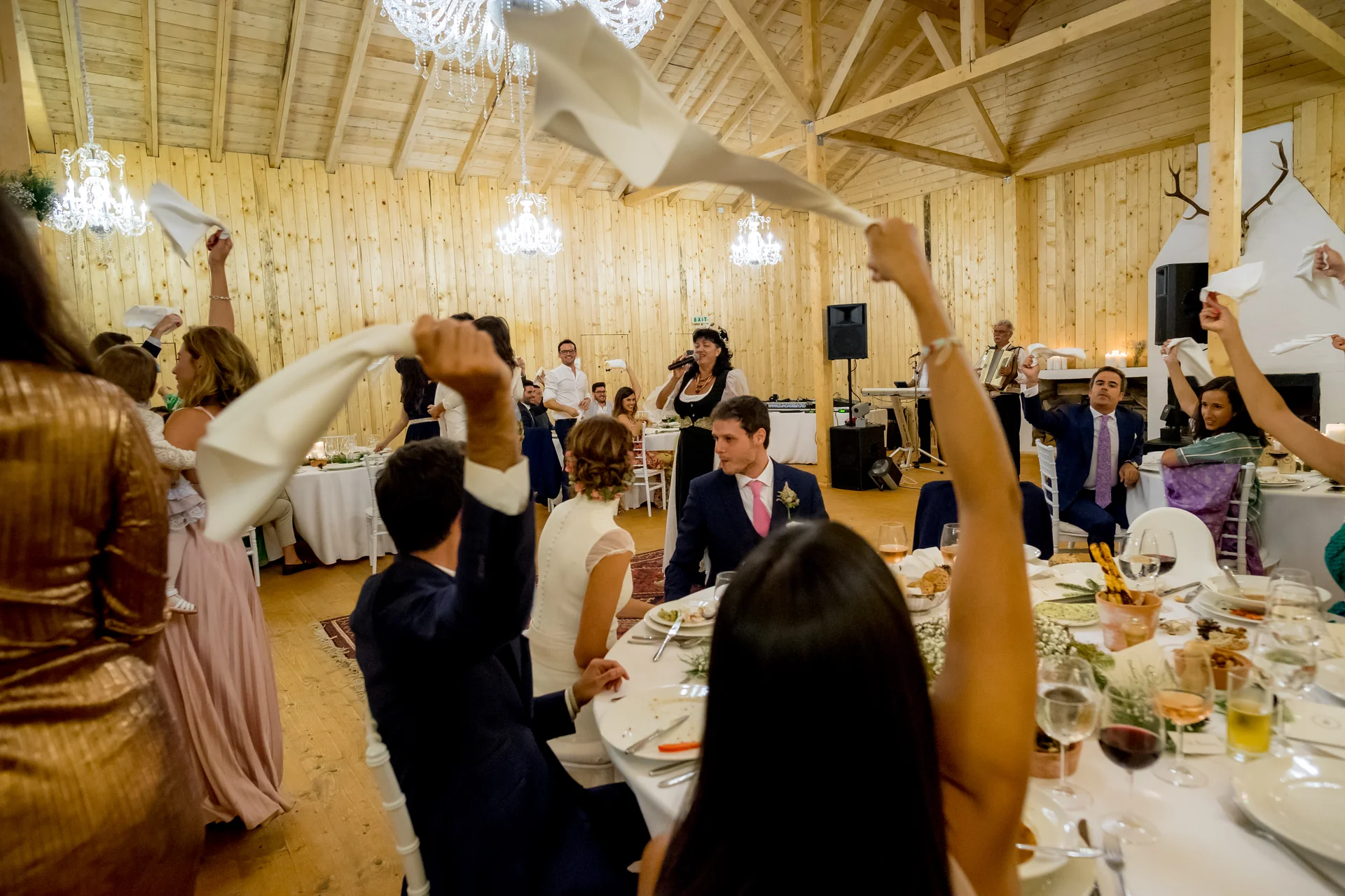 Raluca & Arnau — nunta hadar chalet apuseni petrecere dans blonda energie candid chalet — fotograf nuntă