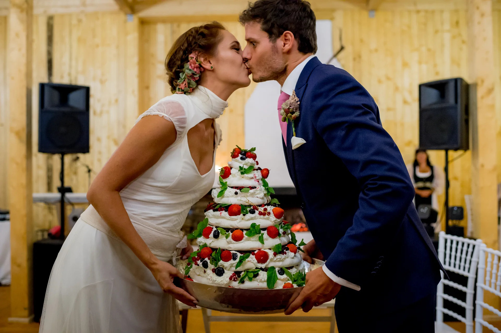 Raluca & Arnau — nunta hadar chalet apuseni invitati imbratisare bucurie candid atmosfera — fotograf nuntă