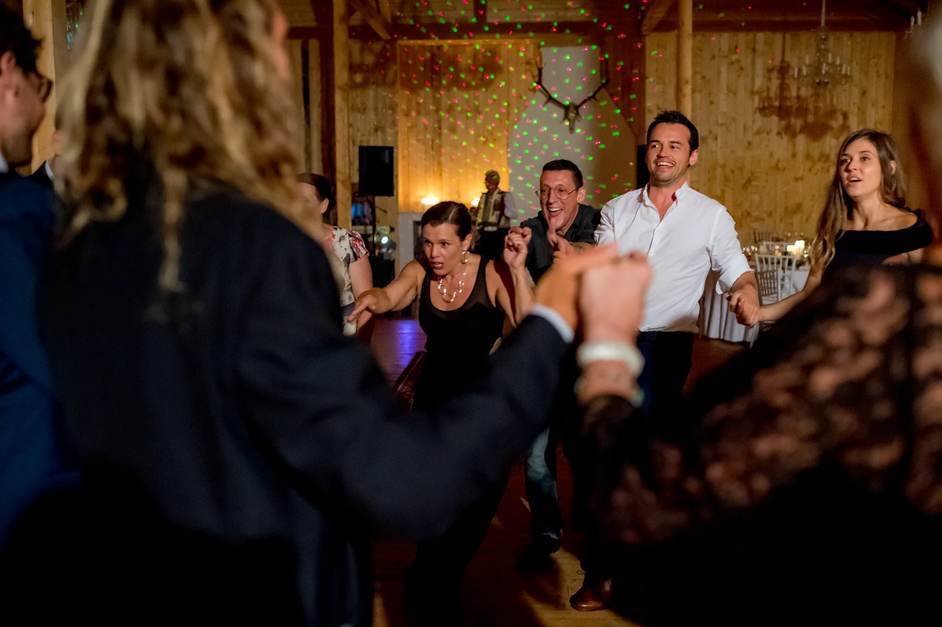 Raluca & Arnau — nunta hadar chalet apuseni cuplu prieteni dans imbratisare noapte chalet — fotograf nuntă