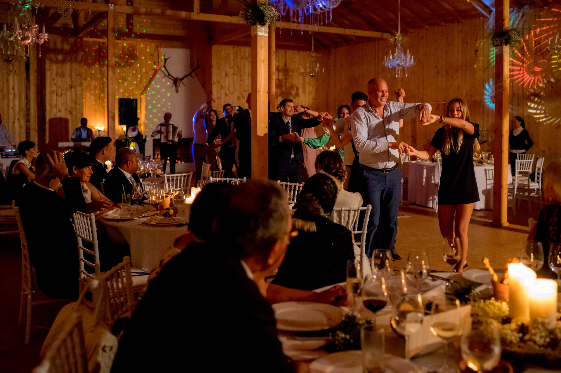 Raluca & Arnau — nunta hadar chalet apuseni miri moment intim lumini lanterne seara hadar — fotograf nuntă