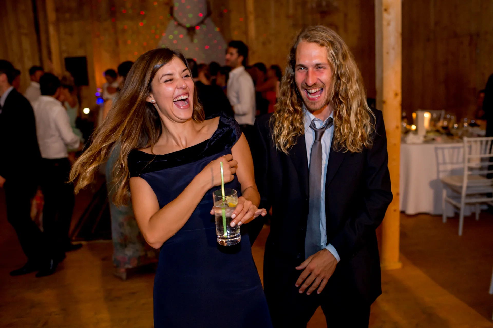 Raluca & Arnau — nunta hadar chalet apuseni prieteni spanioli fiesta dans emotie candid — fotograf nuntă