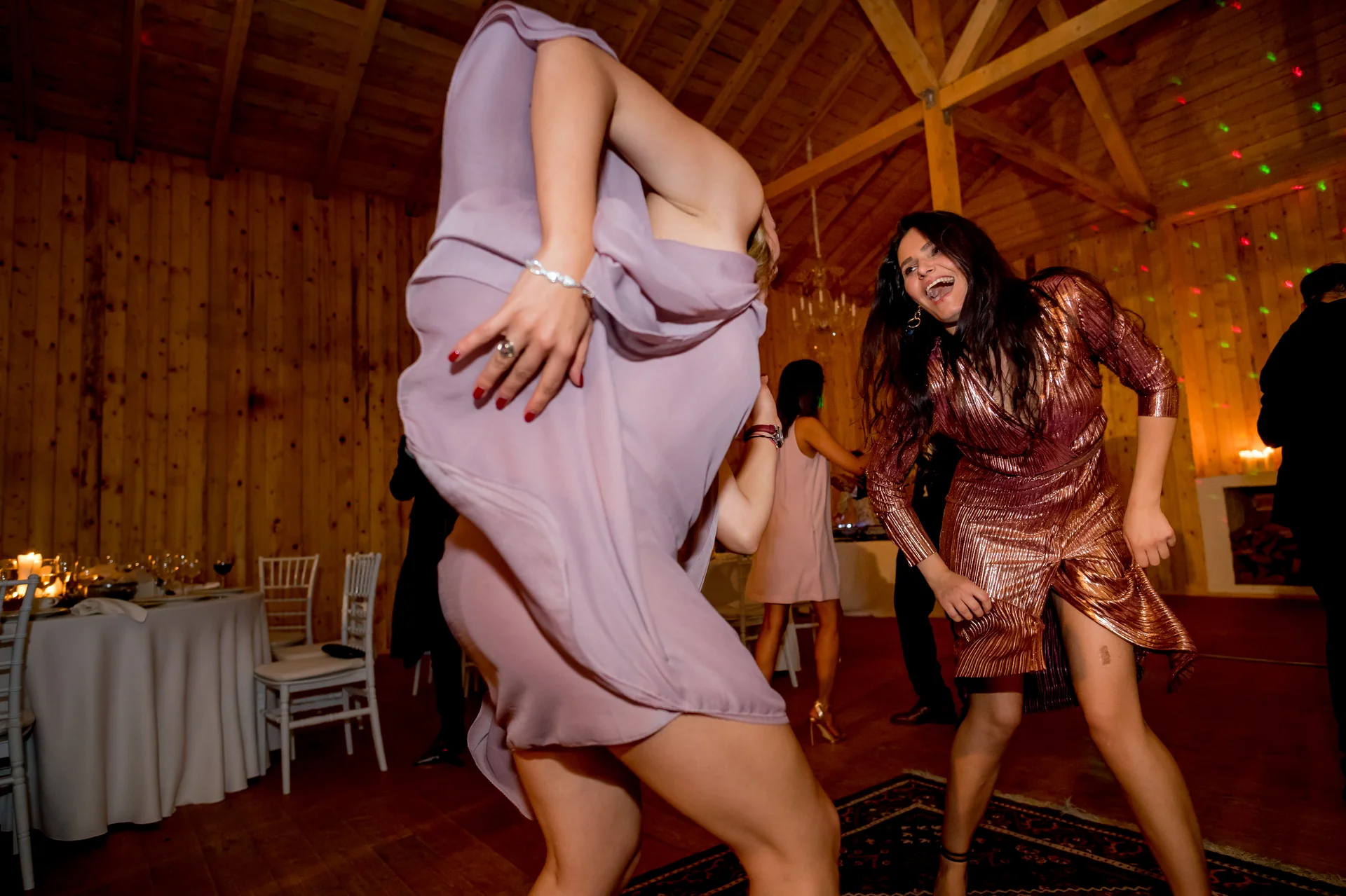Raluca & Arnau — nunta hadar chalet apuseni detaliu foc tabara invitati conversatie aer liber — fotograf nuntă