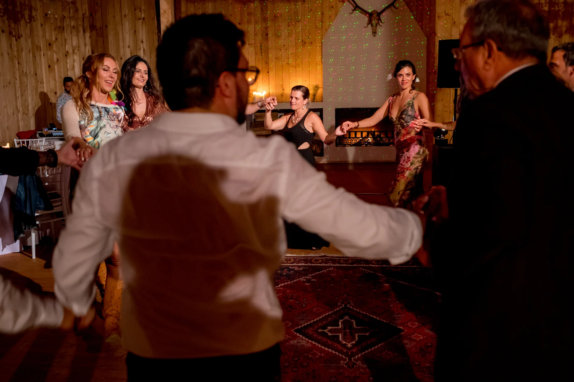 Raluca & Arnau — nunta hadar chalet apuseni final miri prieteni imbratisare grup noapte — fotograf nuntă