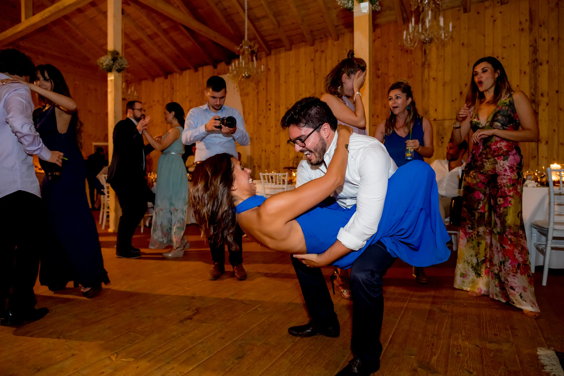 Raluca & Arnau — nunta hadar chalet apuseni final miri scantei lumini hadar chalet noapte — fotograf nuntă