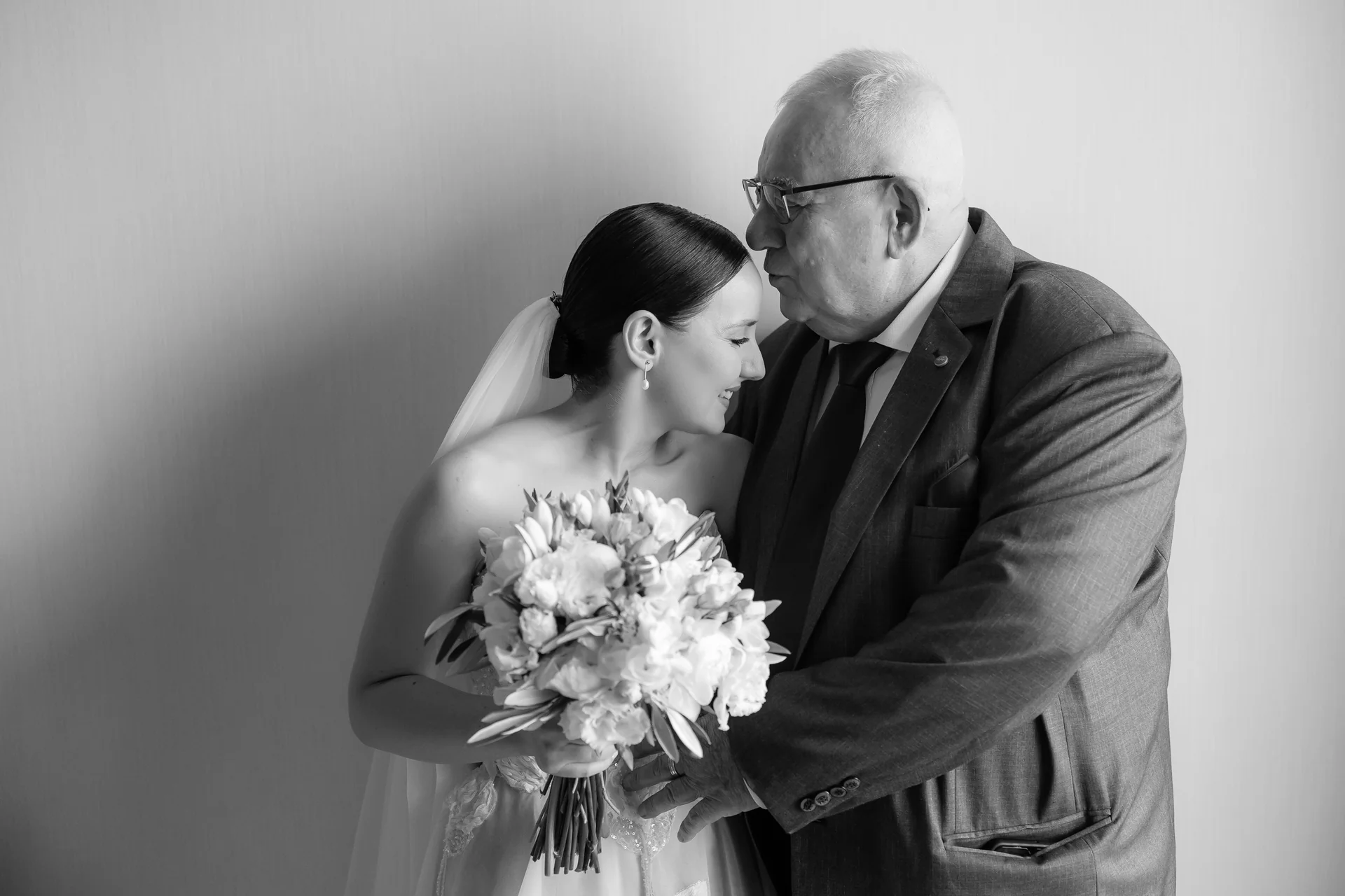 Raluca & Flo — nunta wild garden cluj mireasa tata drum spre ceremonie emotie — fotograf nuntă