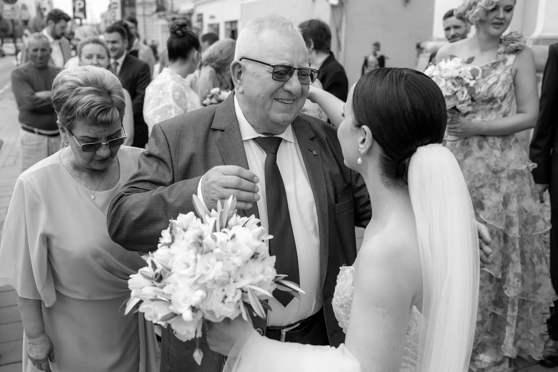 Raluca & Flo — nunta wild garden cluj bunicul miresei emotie ceremonie bw intim — fotograf nuntă