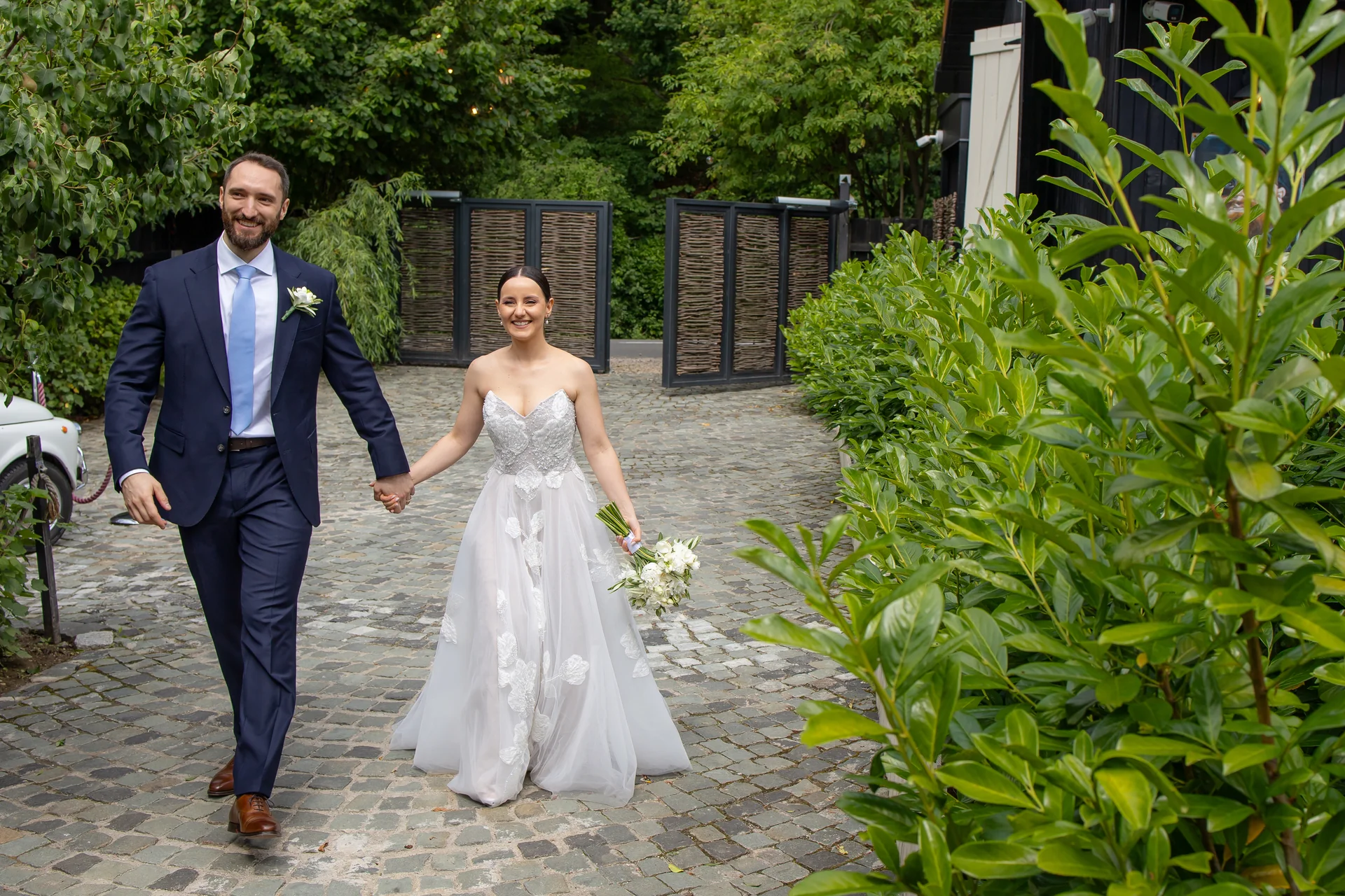 Raluca & Flo — nunta wild garden cluj miri sarut arhitectura cluj oras vechi — fotograf nuntă