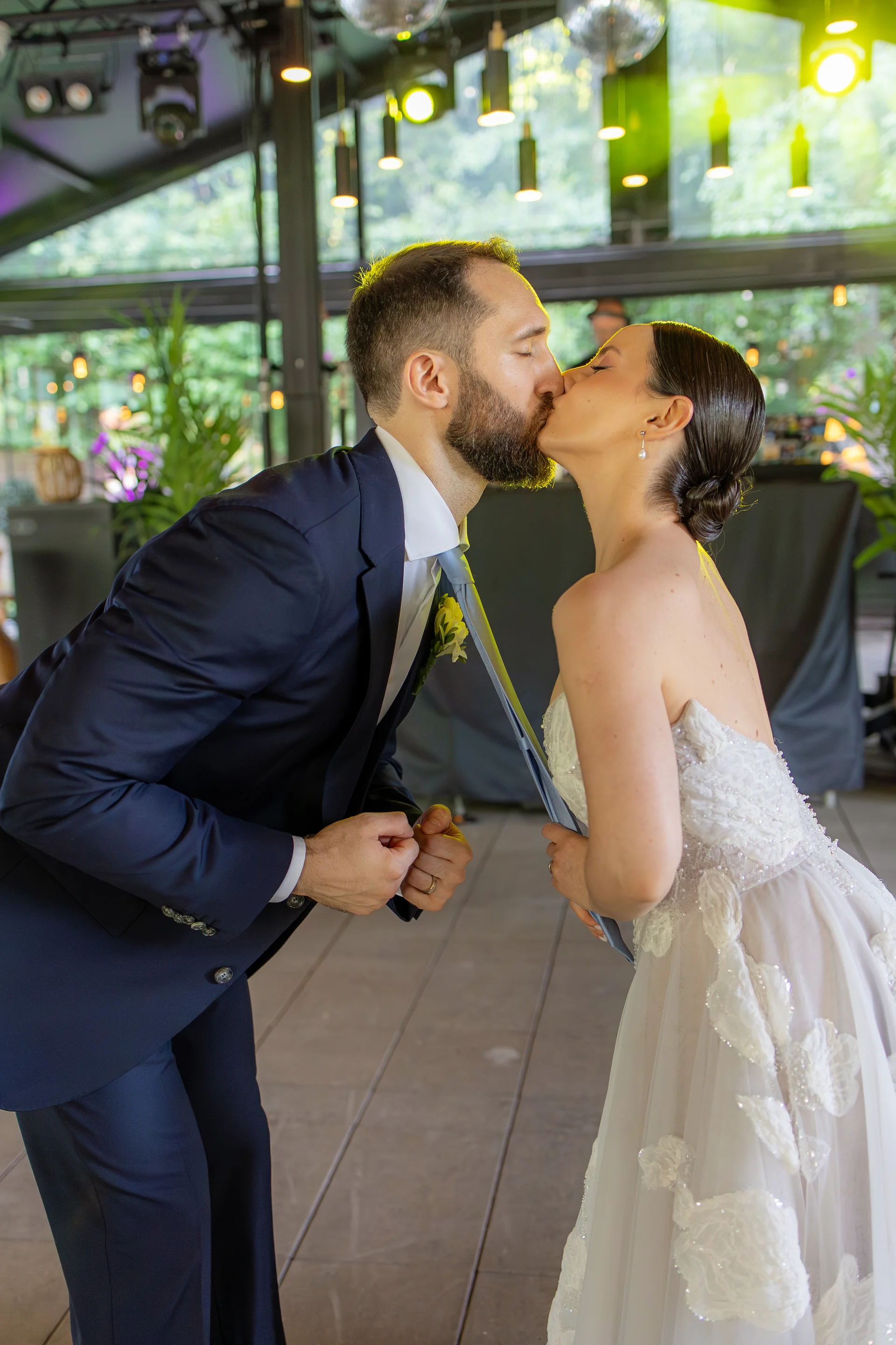 Raluca & Flo — nunta wild garden cluj miri primul dans sarut atmosfera verde — fotograf nuntă