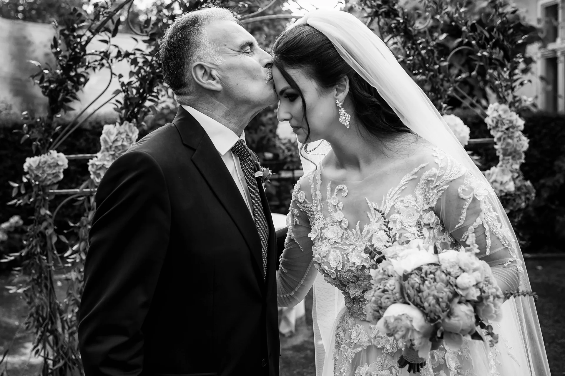 Ramona & Tudor — nunta grand hotel napoca cluj mireasa tata portret lumina fereastra — fotograf nuntă