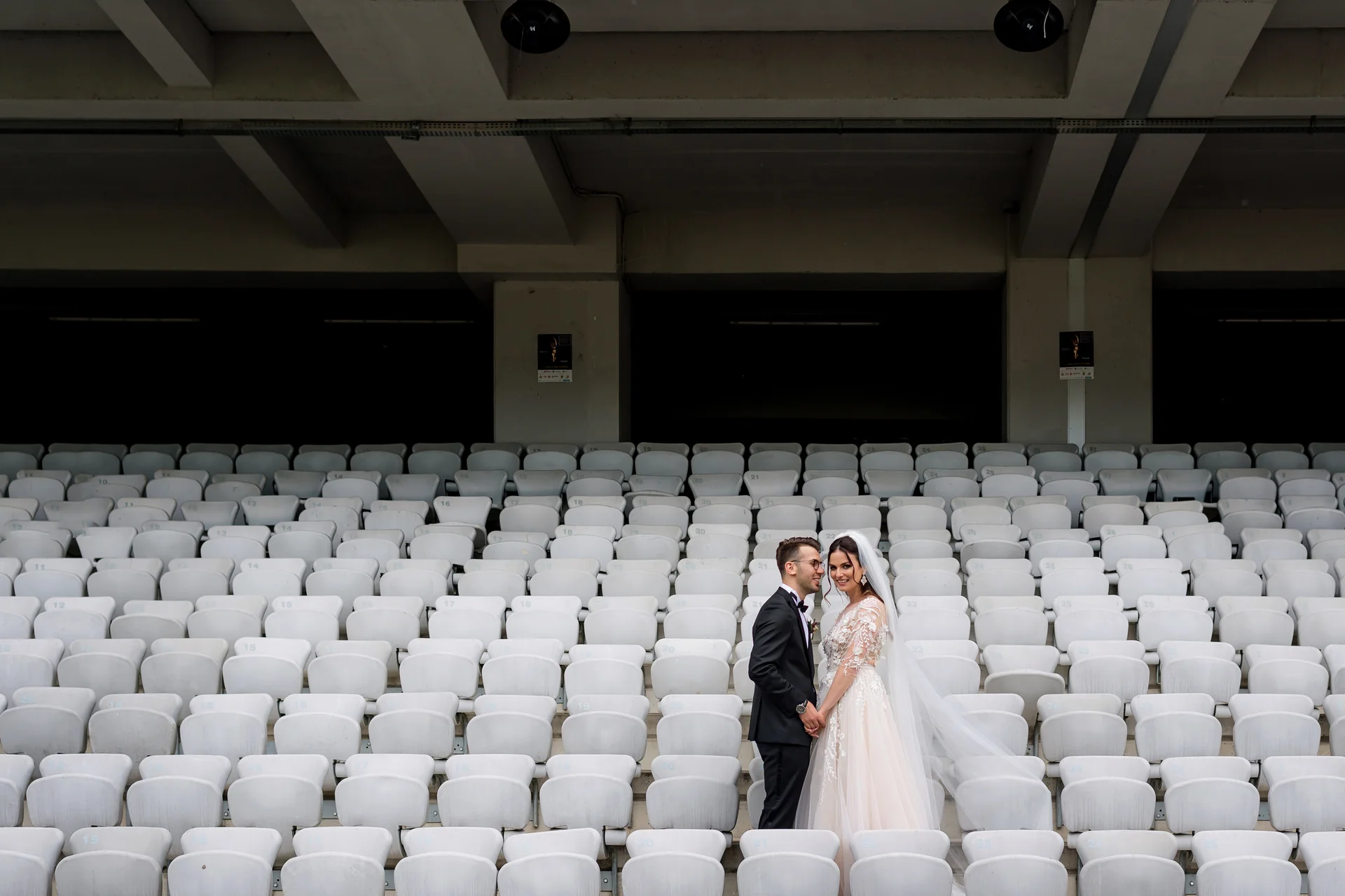 Ramona & Tudor — nunta grand hotel napoca cluj iesire biserica petale bucurie — fotograf nuntă