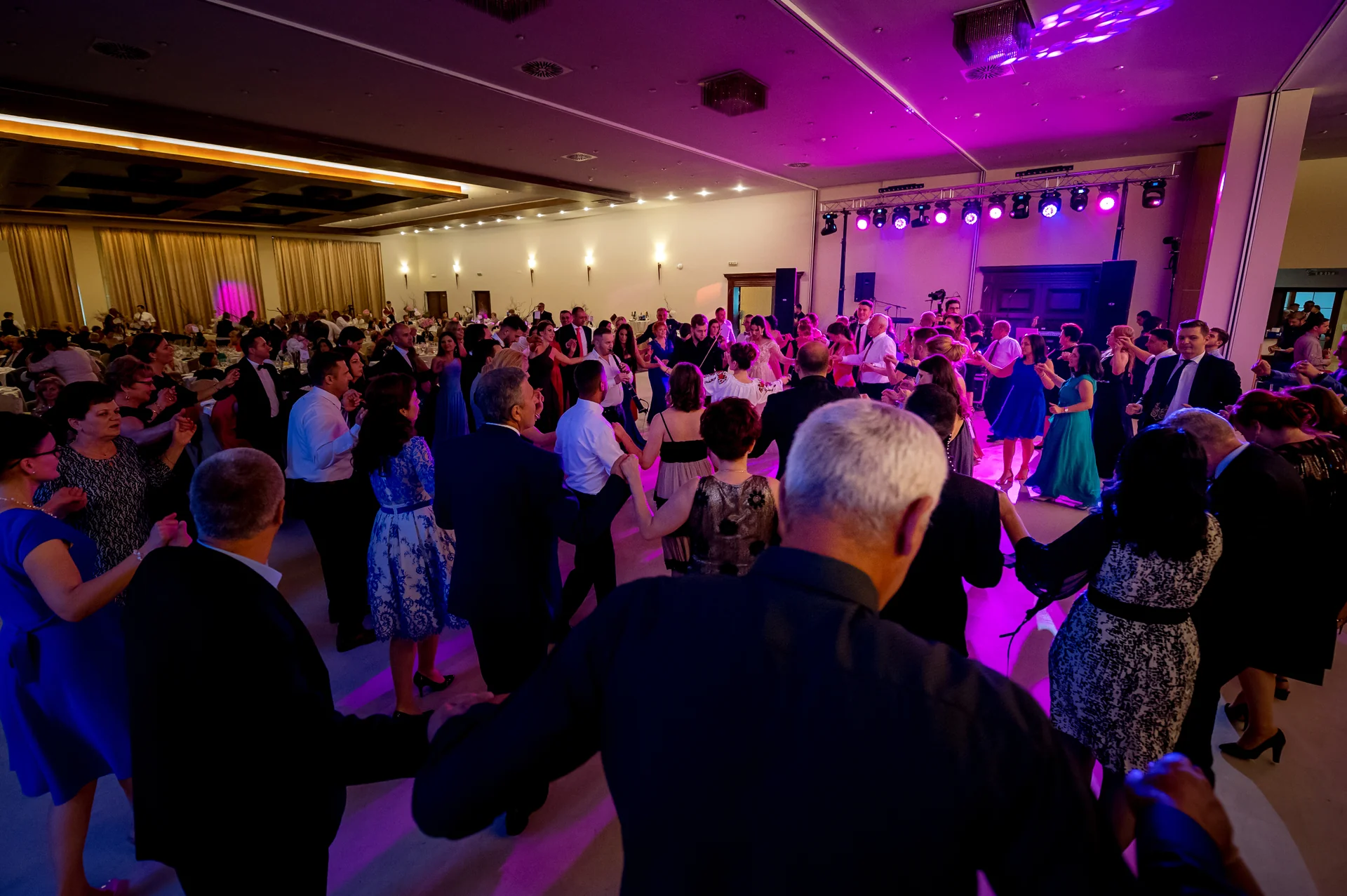 Ramona & Tudor — nunta grand hotel napoca cluj miri intrare sala grand hotel napoca aplauze — fotograf nuntă