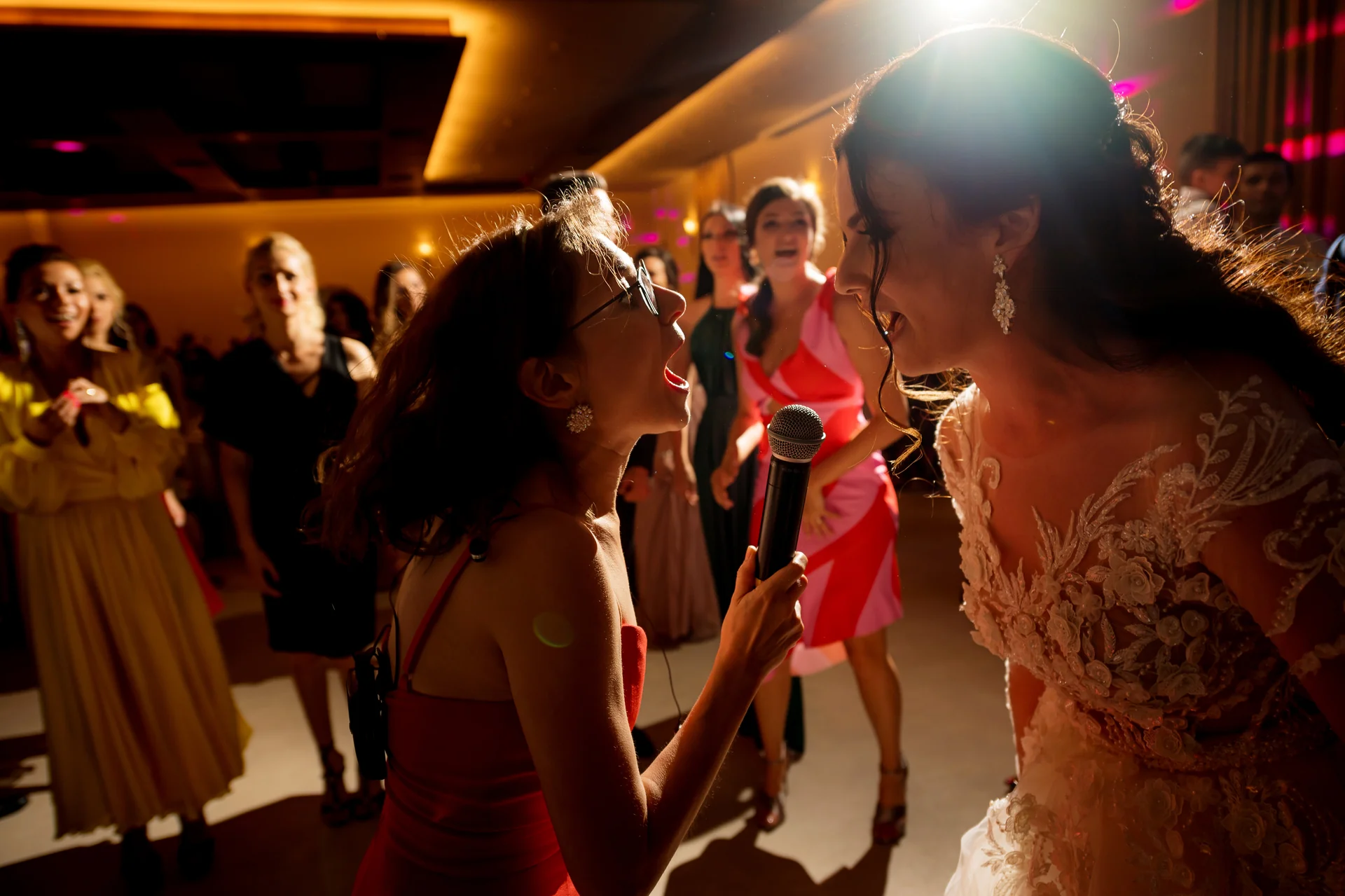 Ramona & Tudor — nunta grand hotel napoca cluj primul dans miri candelabru sala cluj lumini — fotograf nuntă