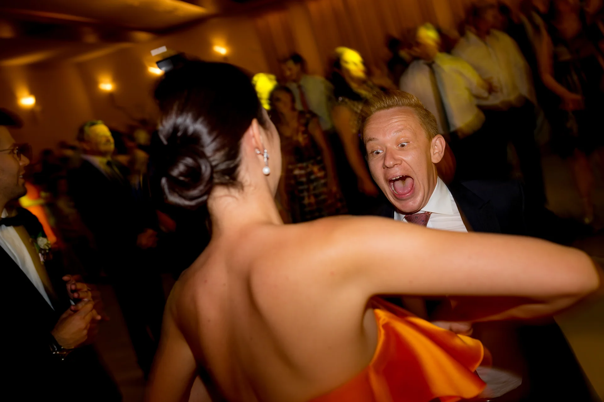 Ramona & Tudor — nunta grand hotel napoca cluj prieteni dans imbratisare bucurie petrecere — fotograf nuntă